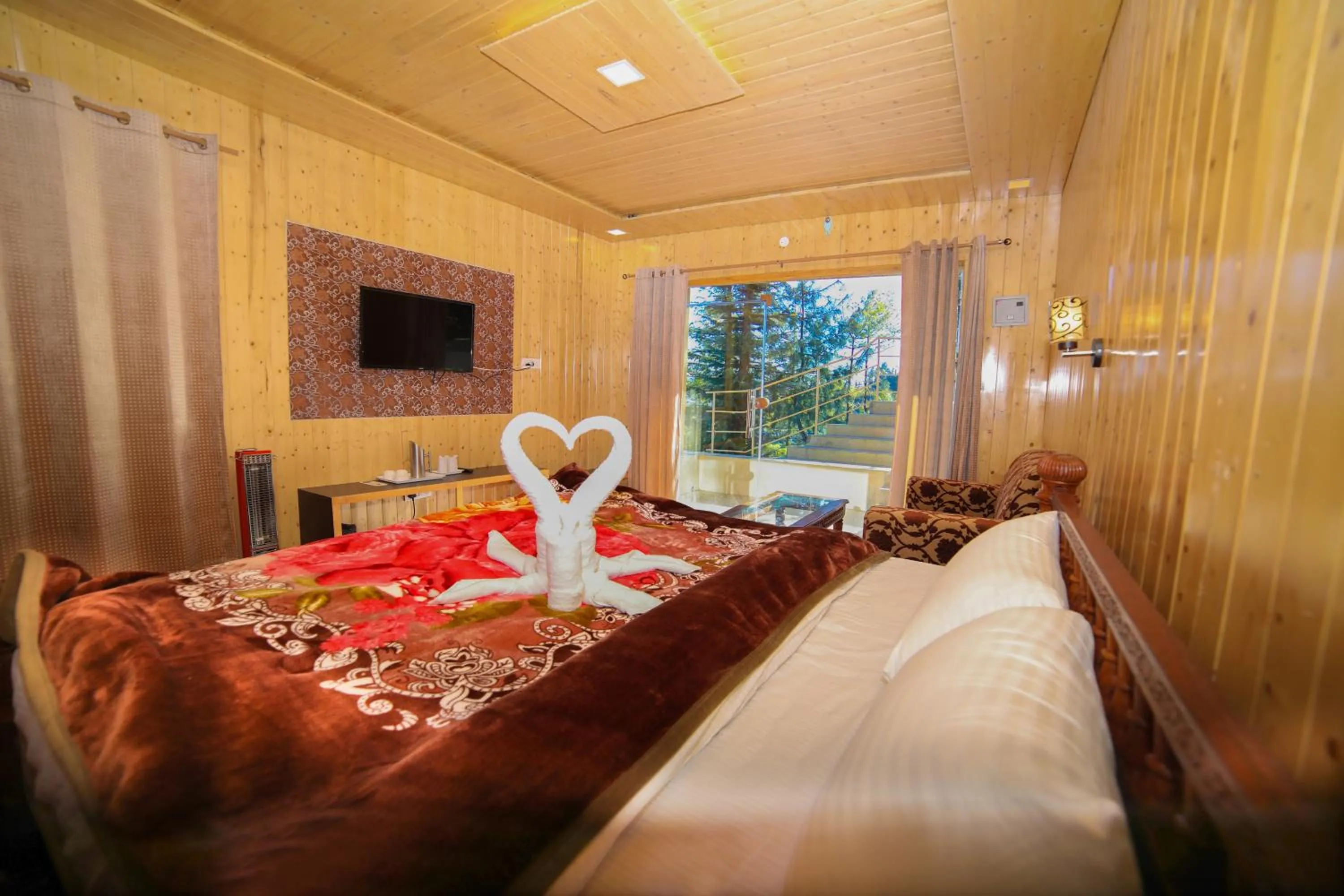 TV and multimedia, Bed in KVR Clarks Inn, Kufri