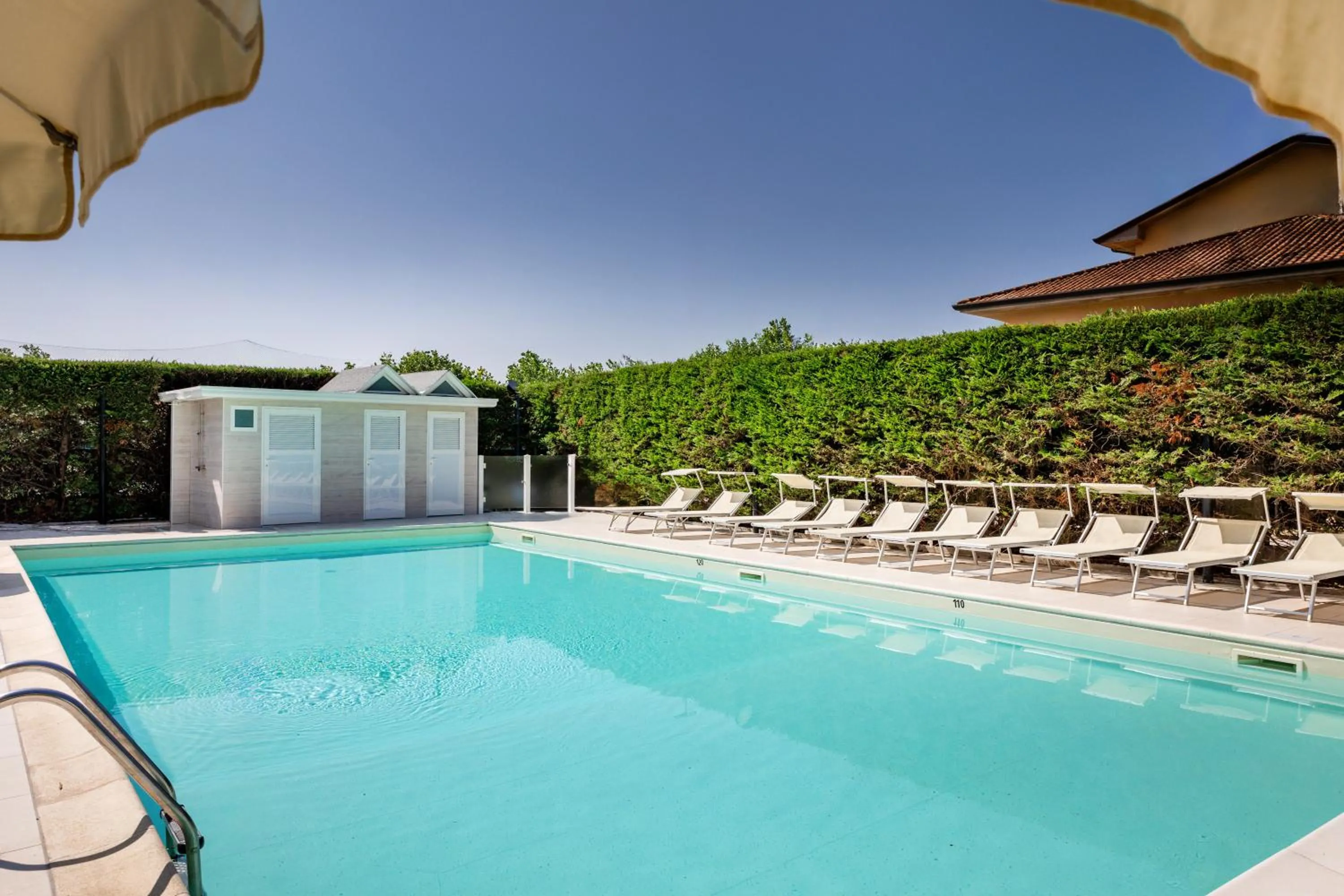 Swimming pool in Hotel Capitol - Bianchi Hotels