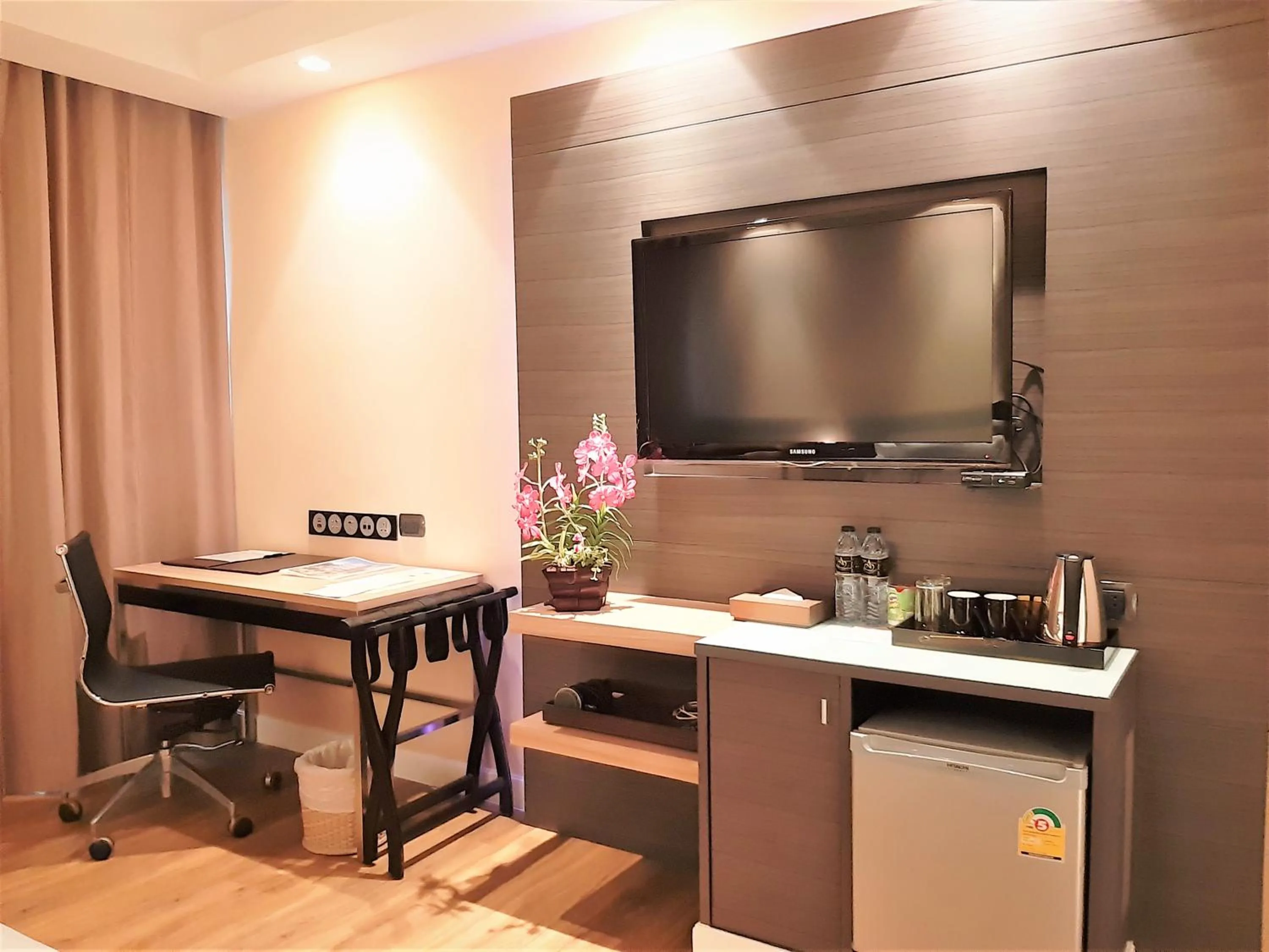 TV and multimedia in Amora NeoLuxe Suites Hotel