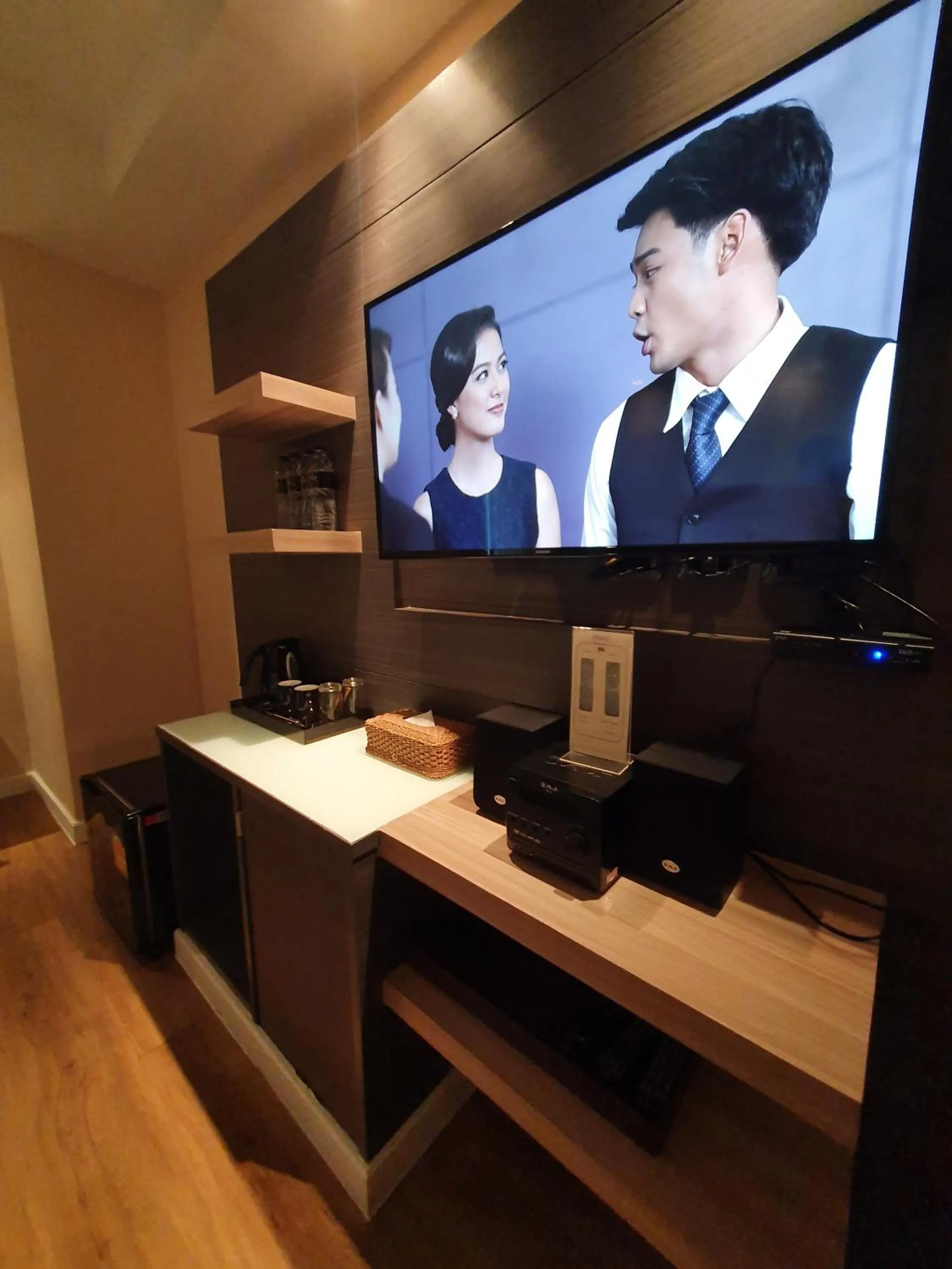 TV and multimedia in Amora NeoLuxe Suites Hotel
