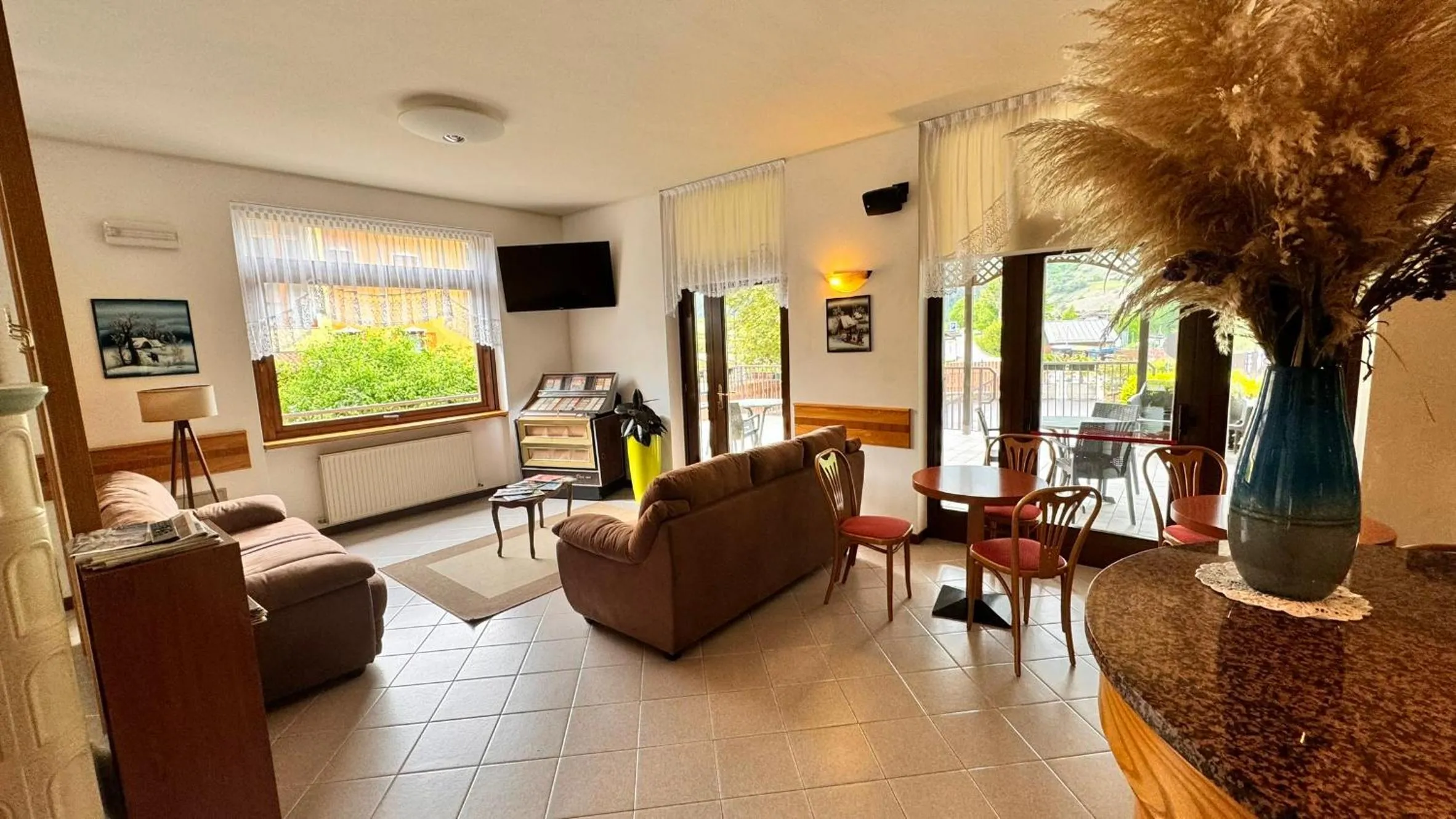 Communal lounge/ TV room in Albergo Stella Alpina