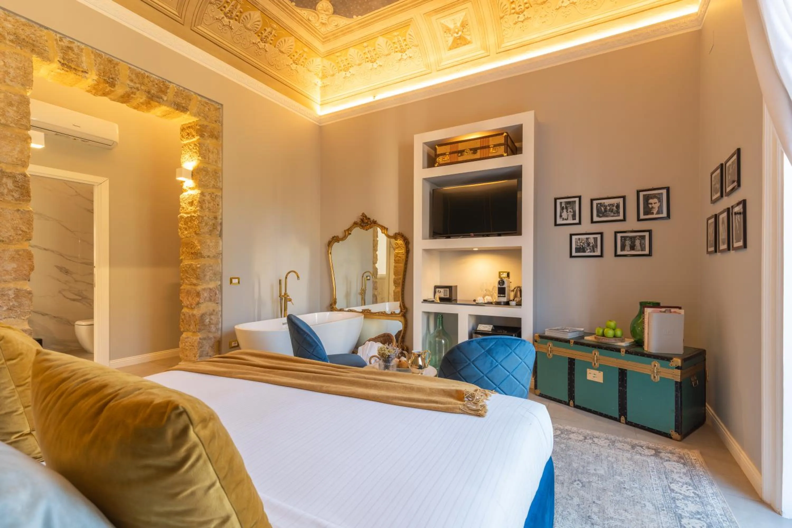 Bed in Family Affair Luxury Rooms&Suites