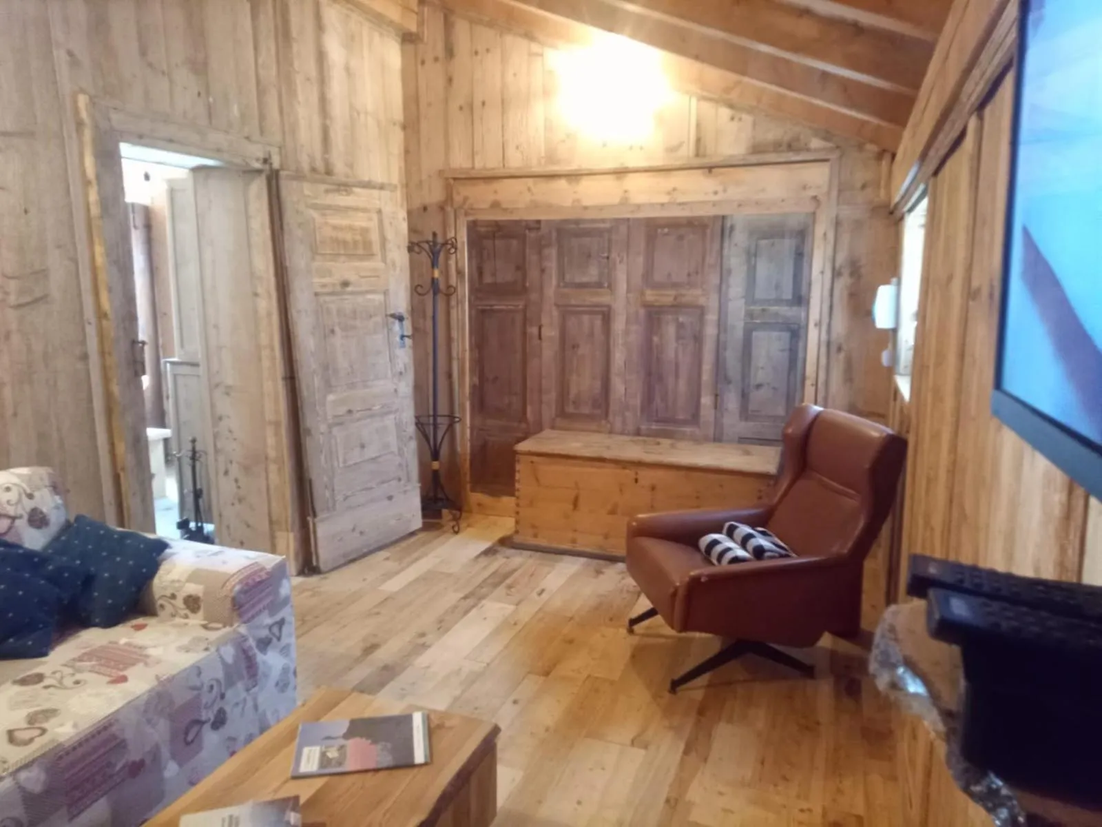 Communal lounge/ TV room in Hotel Garni Le Corti