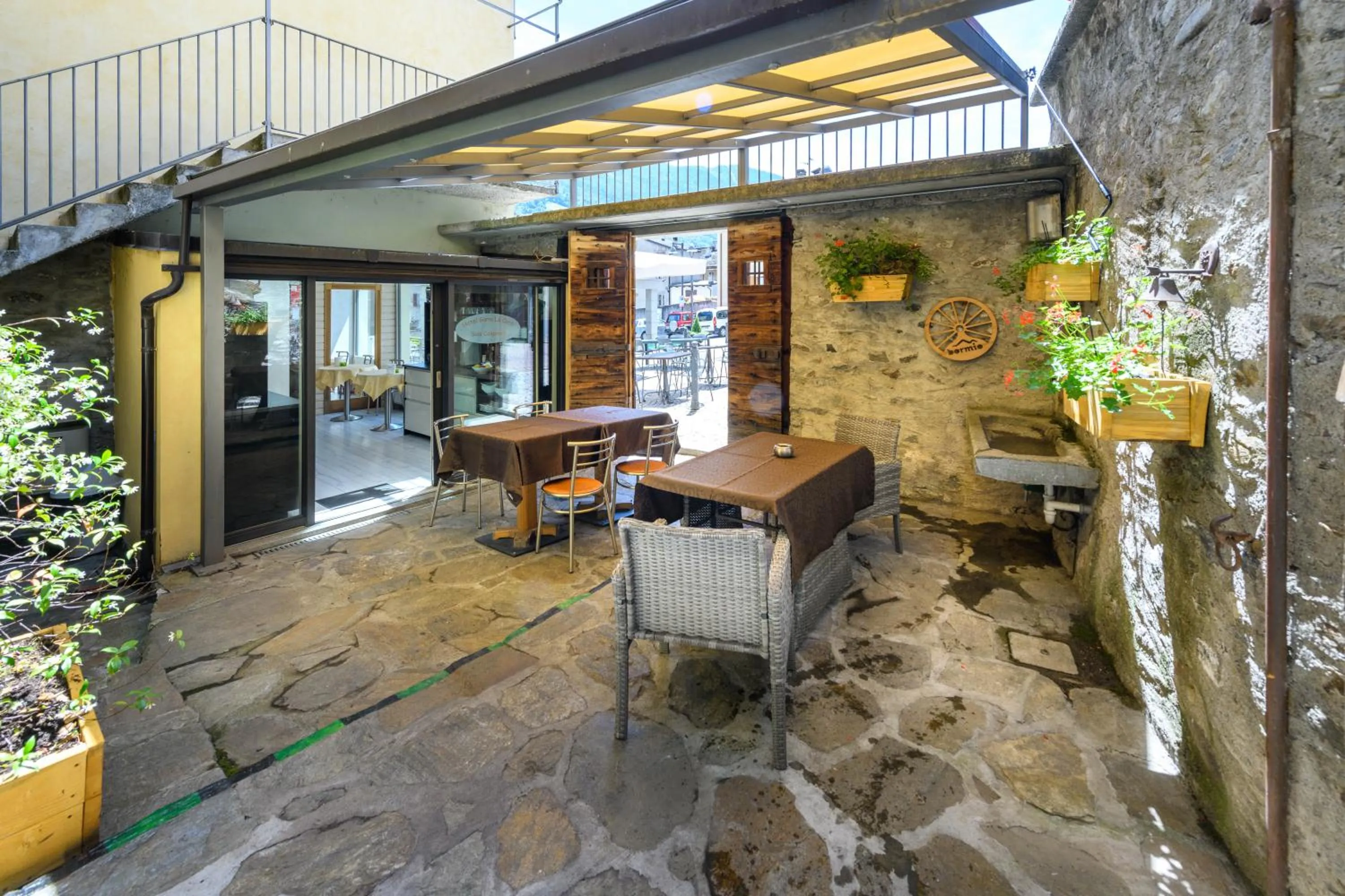 Inner courtyard view in Hotel Garni Le Corti