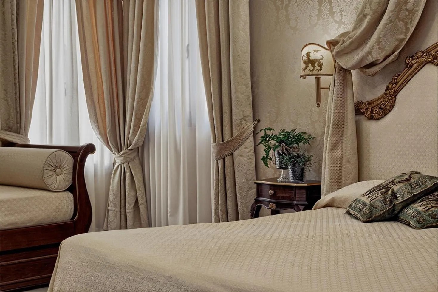 Decorative detail, Bed in B&B Ca' Bonvicini