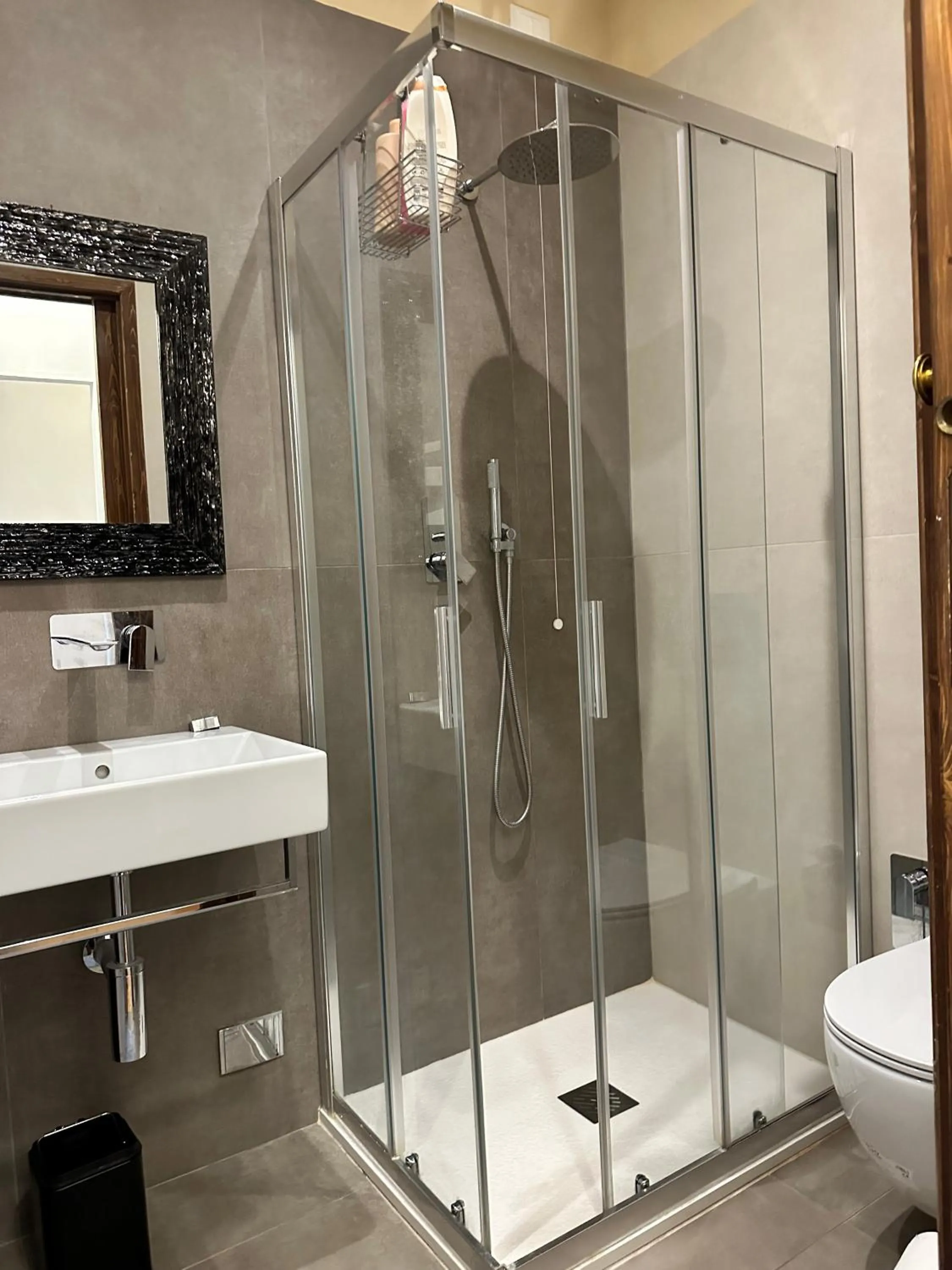 Shower in B&B L'Orologio