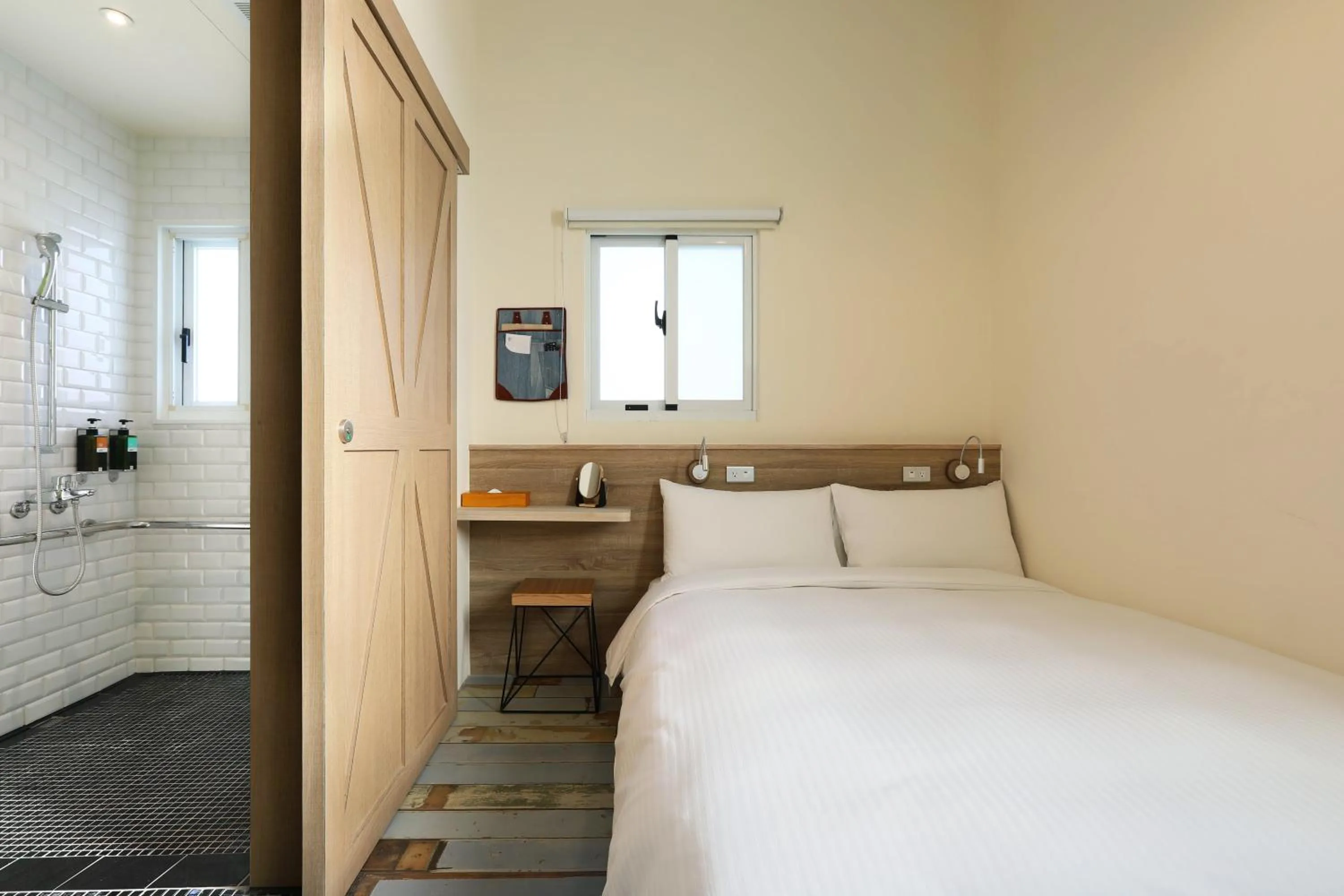 Photo of the whole room, Bed in MINI HOTELS (Taichung Station Branch)
