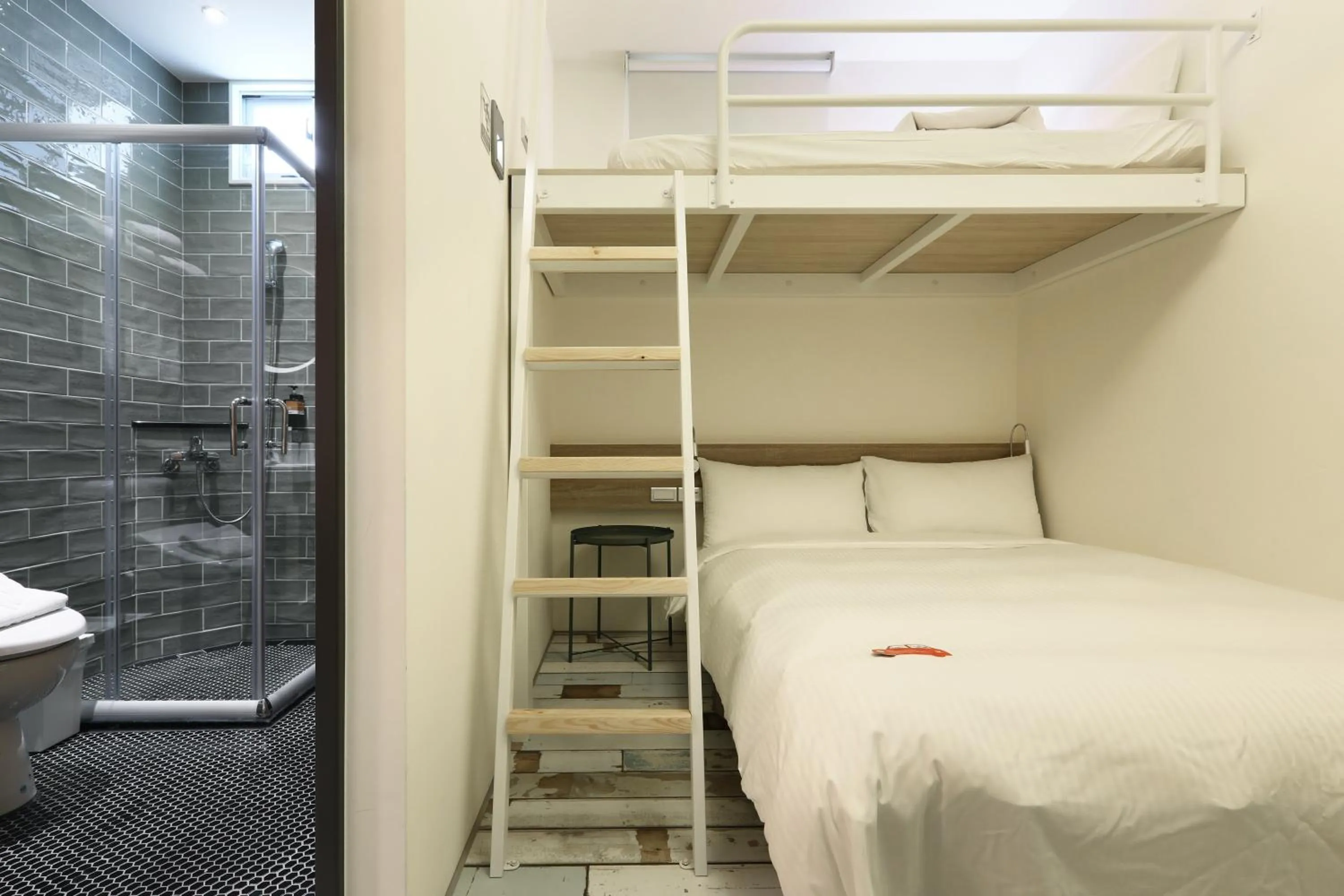 Shower, Bed in MINI HOTELS (Taichung Station Branch)