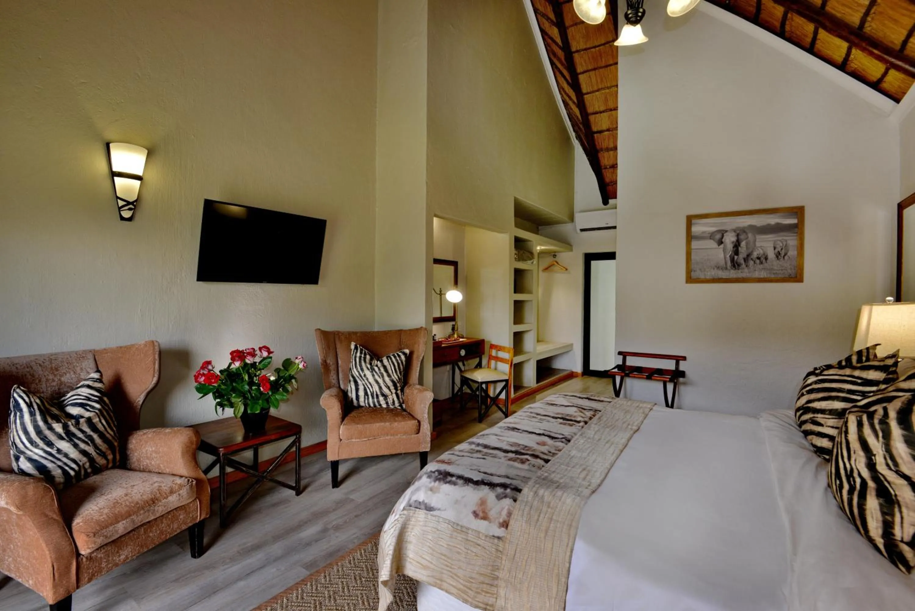 Bedroom, Bed in Mabula Game Lodge