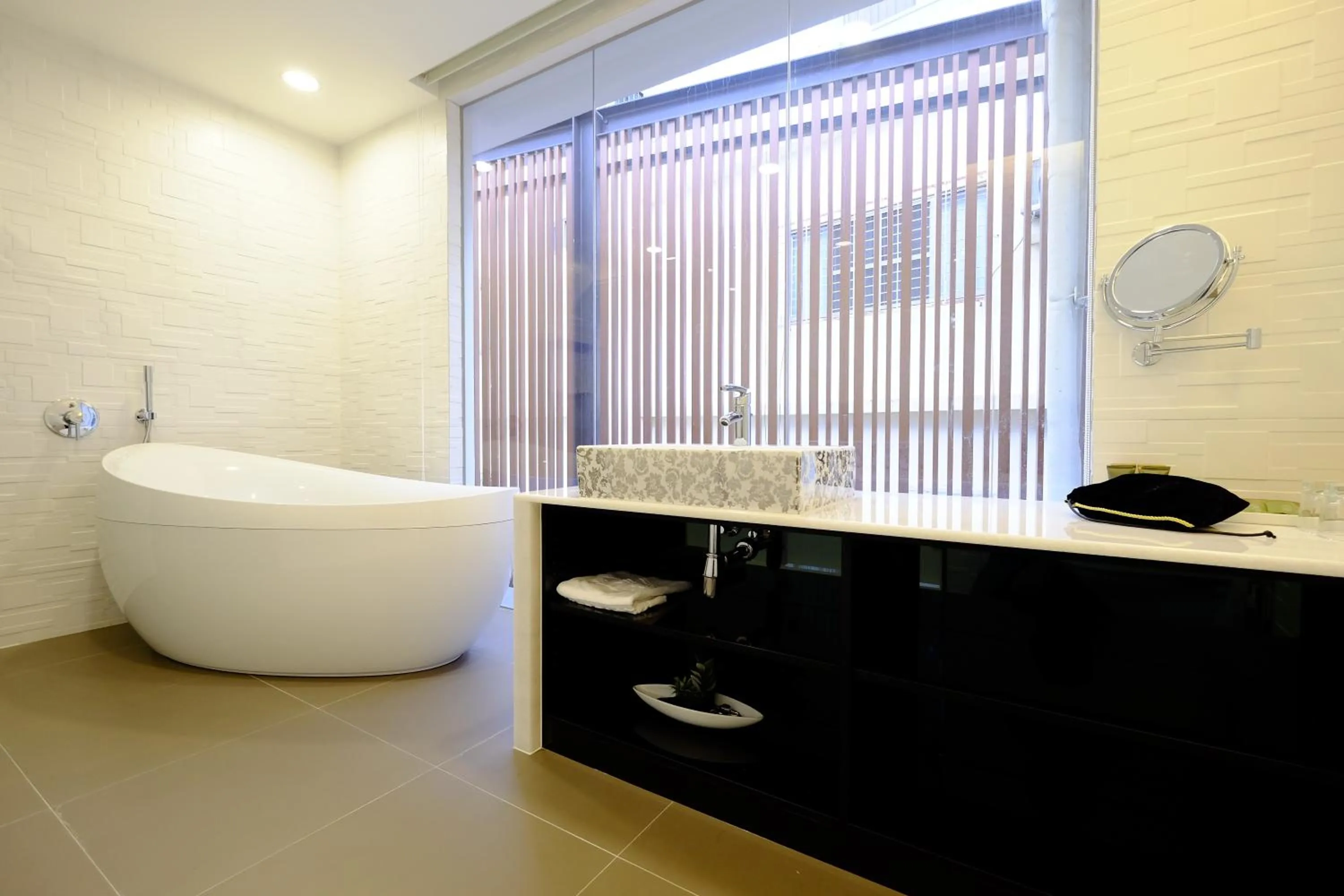 Shower in Tongzhan Design Inns