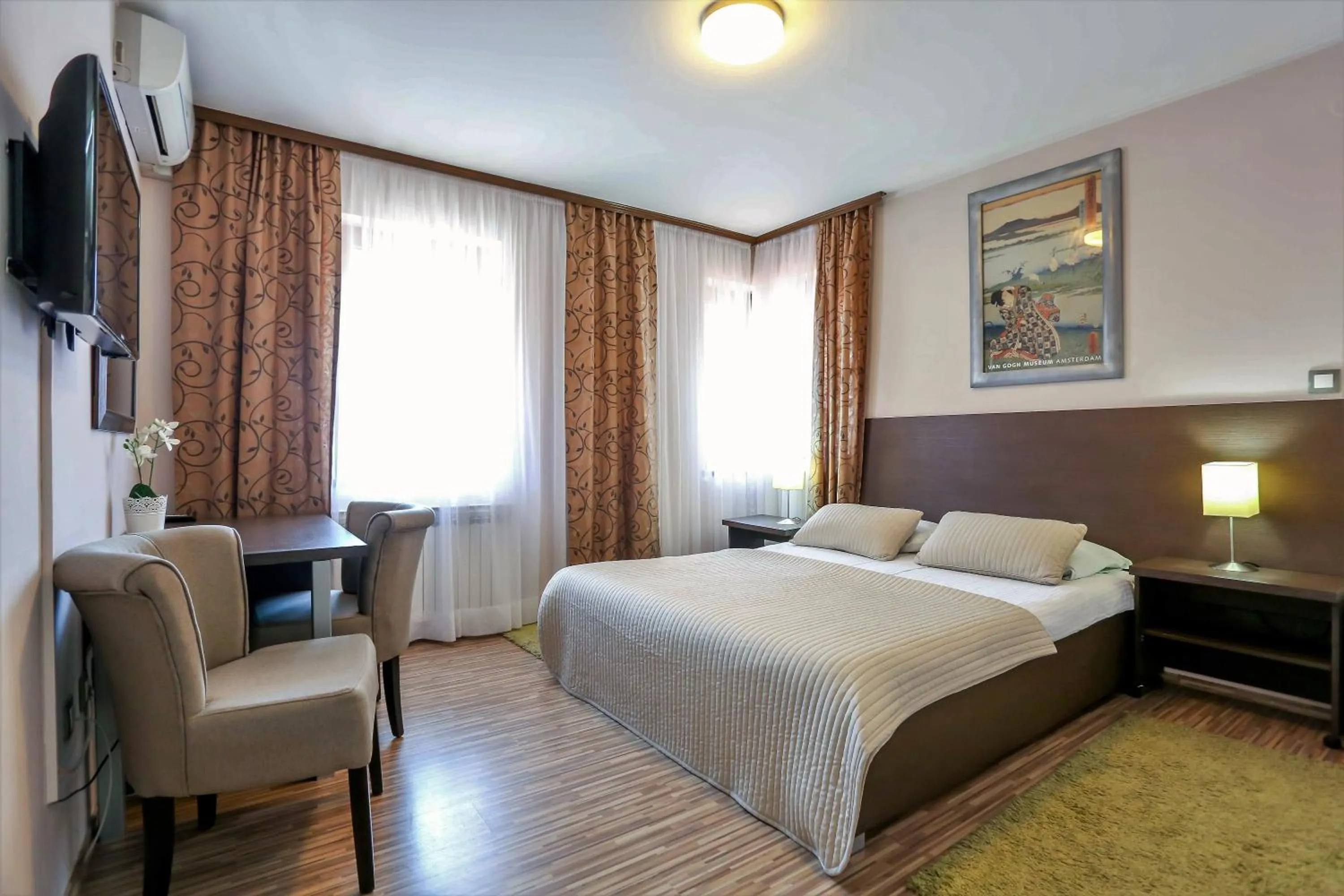 Text overlay, Bed in Hotel Divan