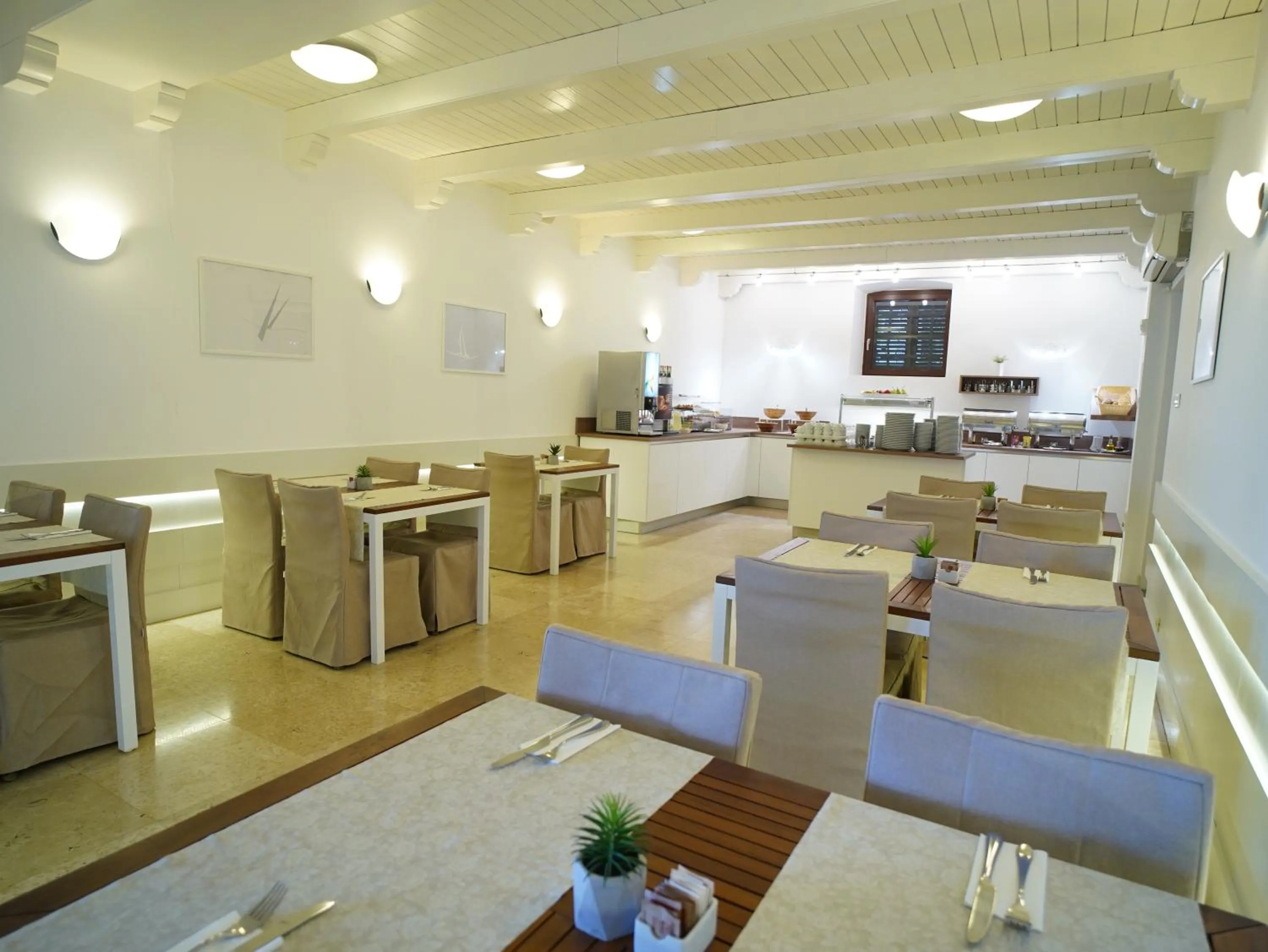 Restaurant/places to eat in Hotel Vista