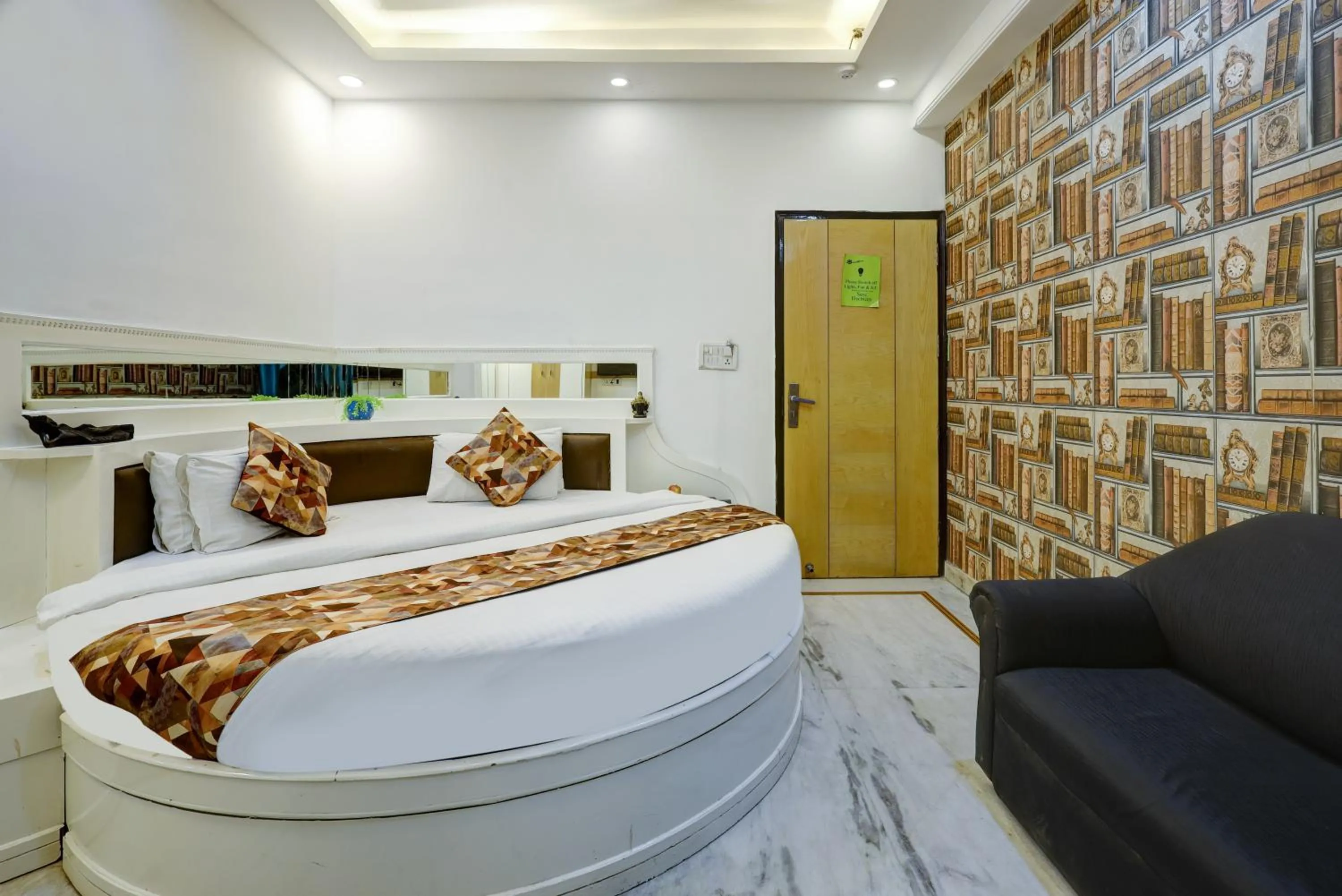 Bed in Hindustan By Backpackers Heaven - Traveller's Choice Award 2025 Best of Best Winning Hotel