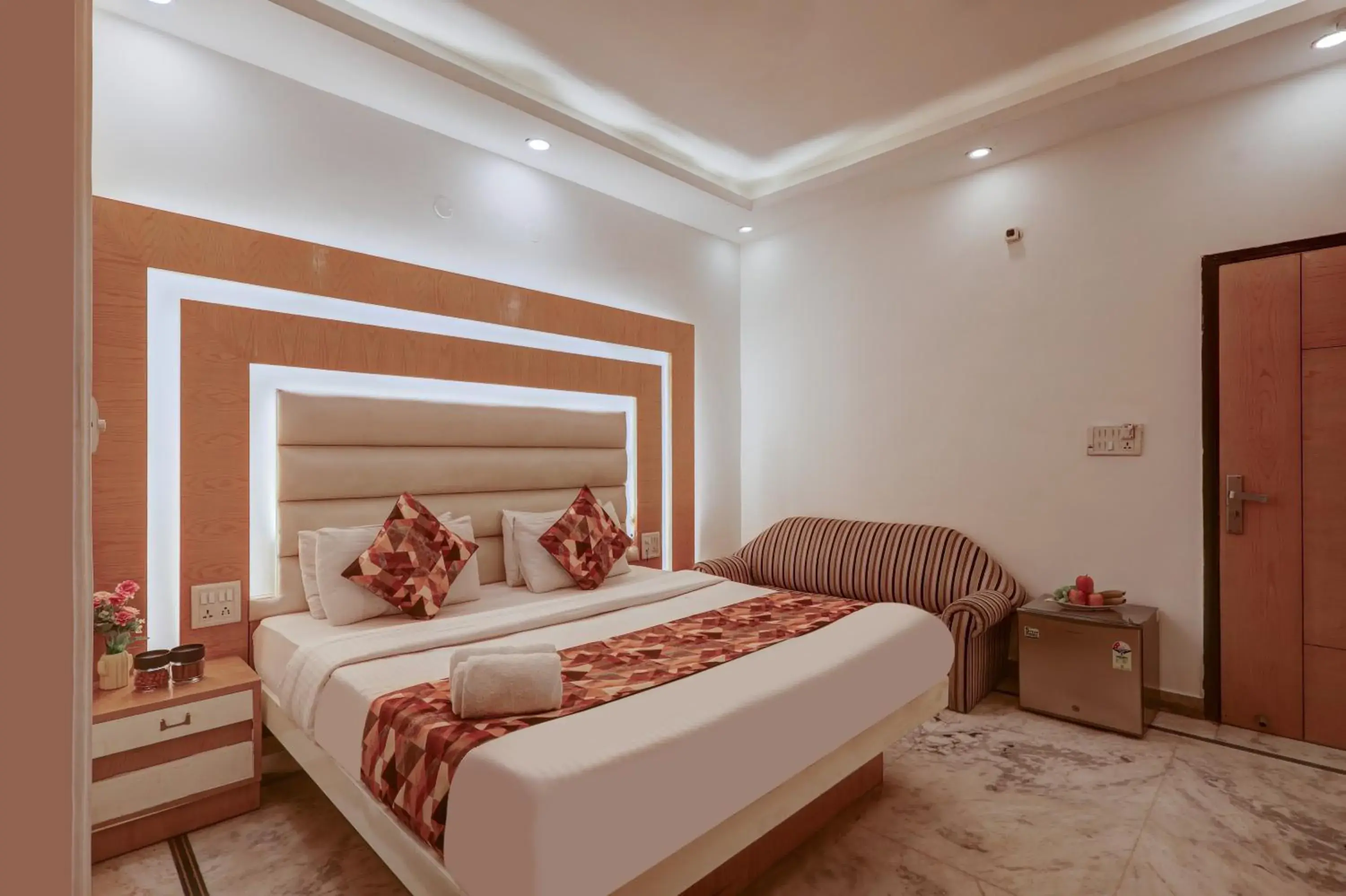 Deluxe Double Room in Hindustan By Backpackers Heaven - Traveller's Choice Award 2025 Best of Best Winning Hotel Deluxe Double Room in Hindustan By Backpackers Heaven - Traveller's Choice Award 2025 Best of Best Winning Hotel