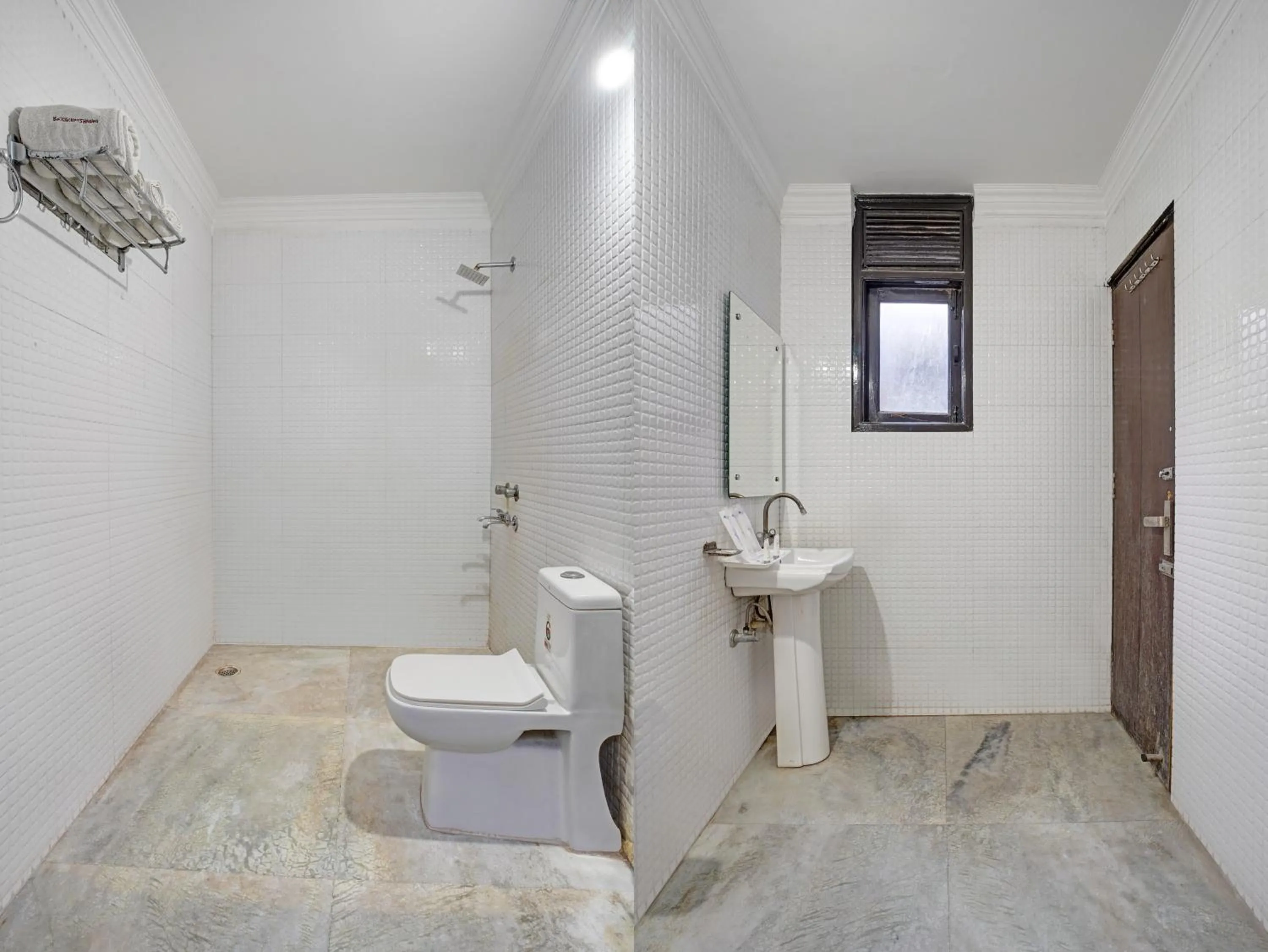 Shower in Hindustan By Backpackers Heaven - Traveller's Choice Award 2025 Best of Best Winning Hotel