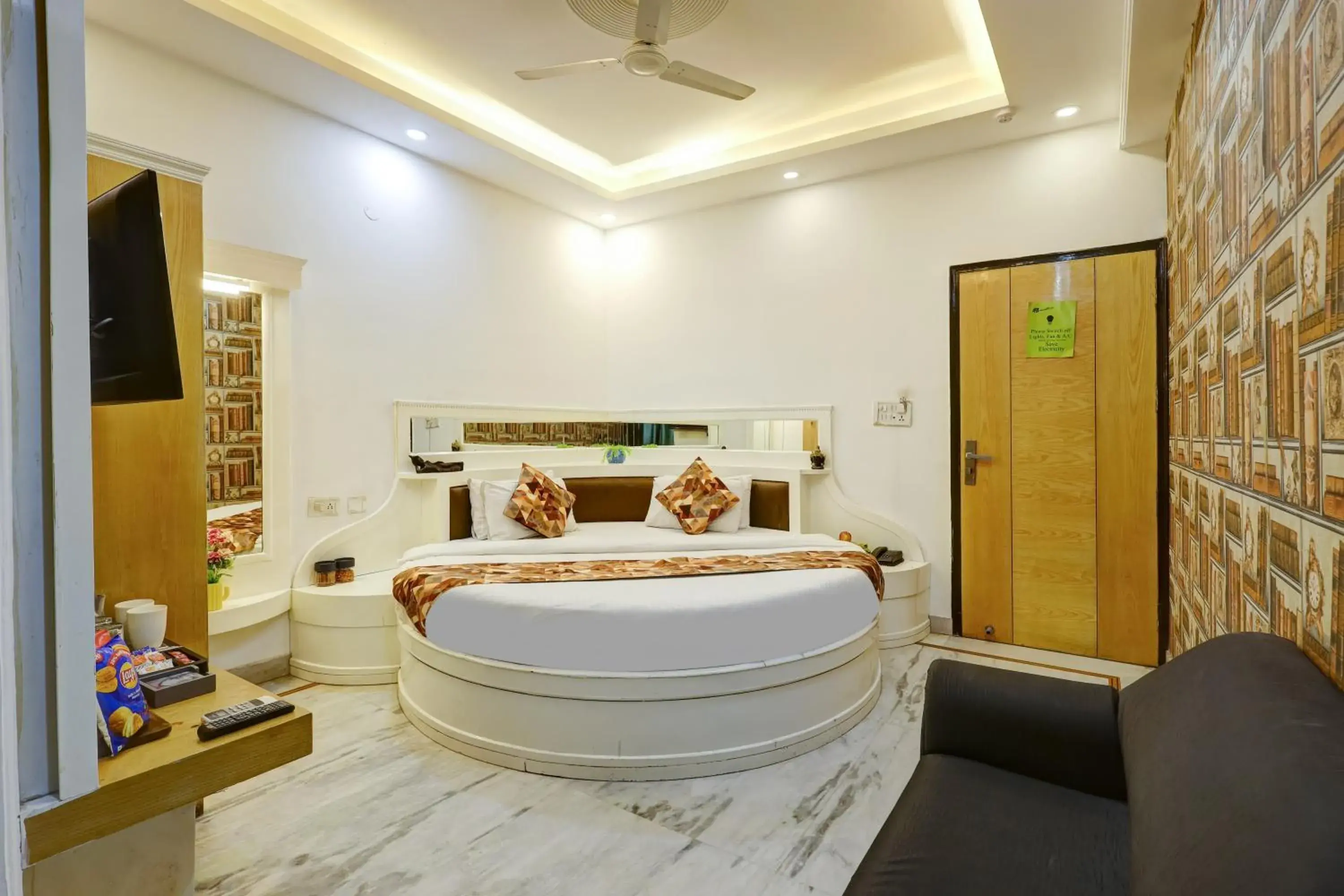Superior King Room in Hindustan By Backpackers Heaven - Traveller's Choice Award 2025 Best of Best Winning Hotel Superior King Room in Hindustan By Backpackers Heaven - Traveller's Choice Award 2025 Best of Best Winning Hotel