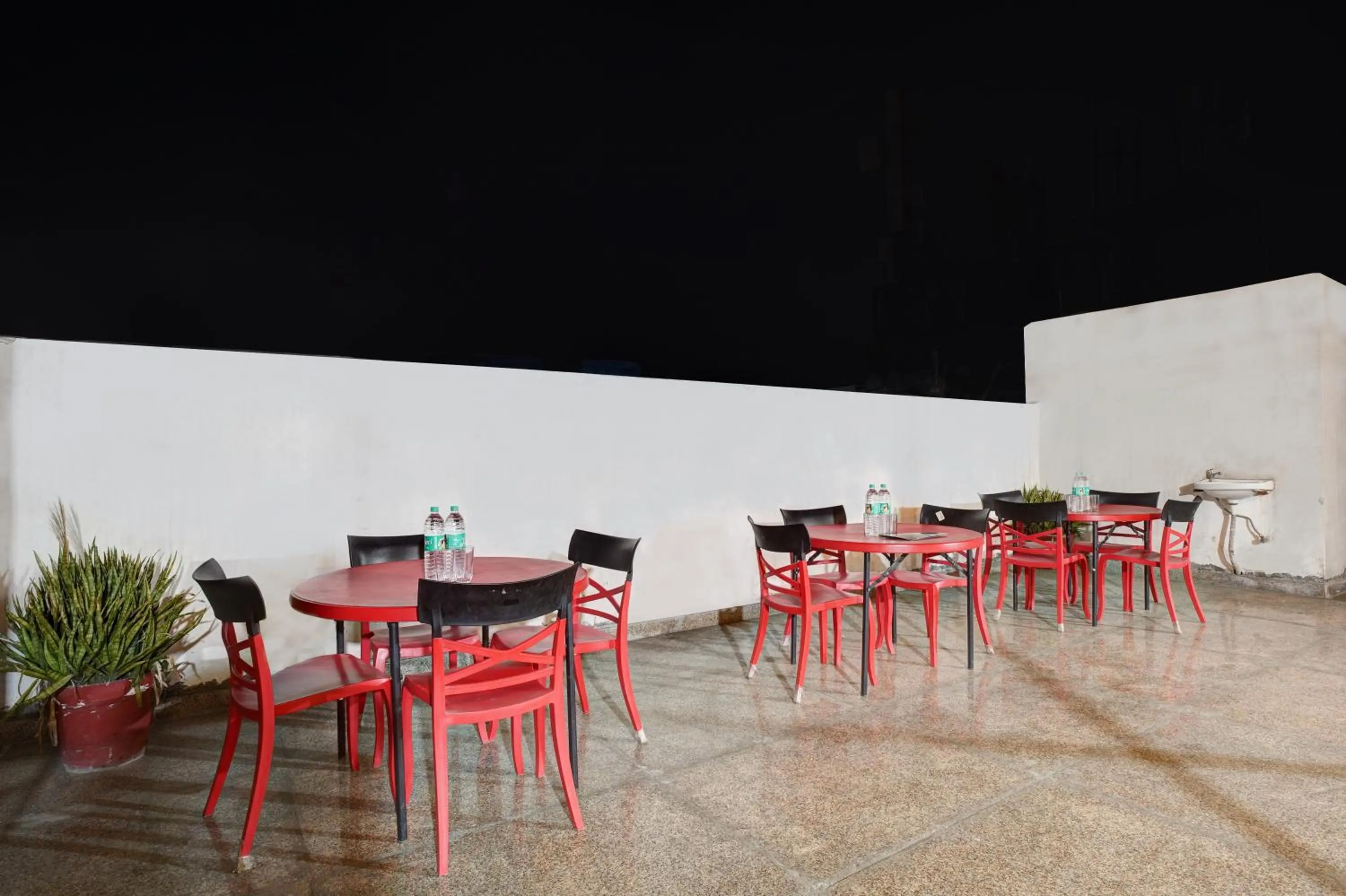 Dining area in Hindustan By Backpackers Heaven - Traveller's Choice Award 2025 Best of Best Winning Hotel