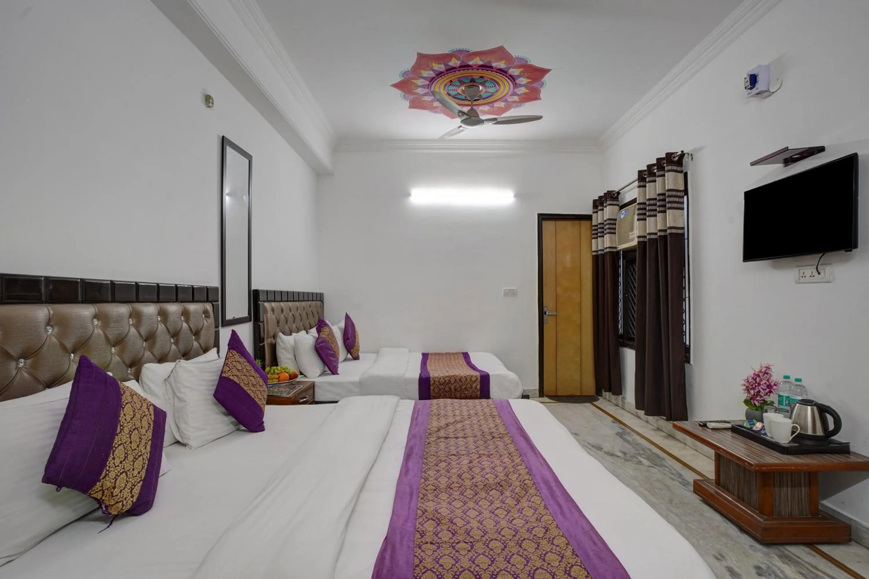 Bed in Hindustan By Backpackers Heaven - Traveller's Choice Award 2025 Best of Best Winning Hotel