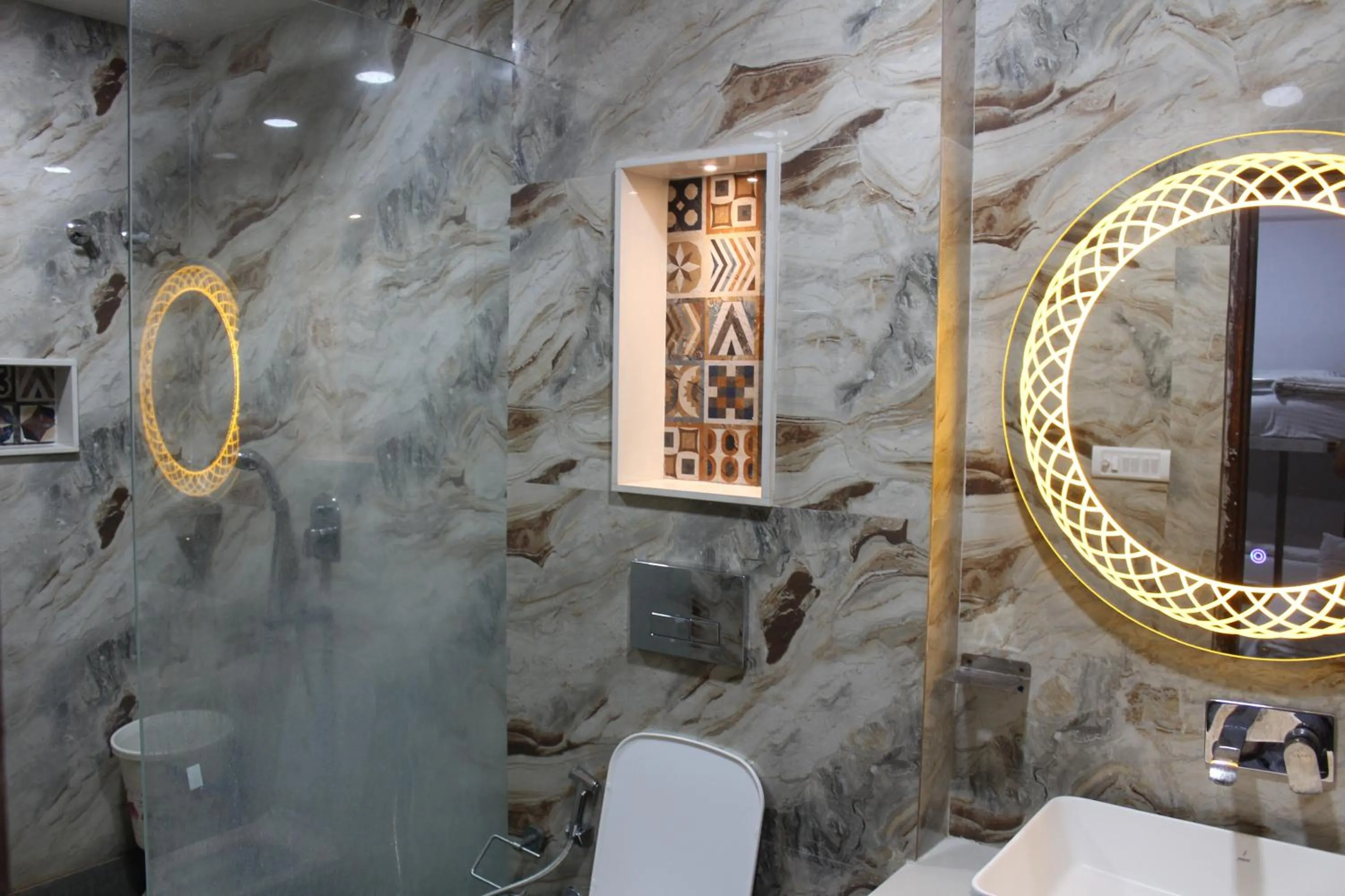 Shower in Hindustan By Backpackers Heaven - Traveller's Choice Award 2025 Best of Best Winning Hotel