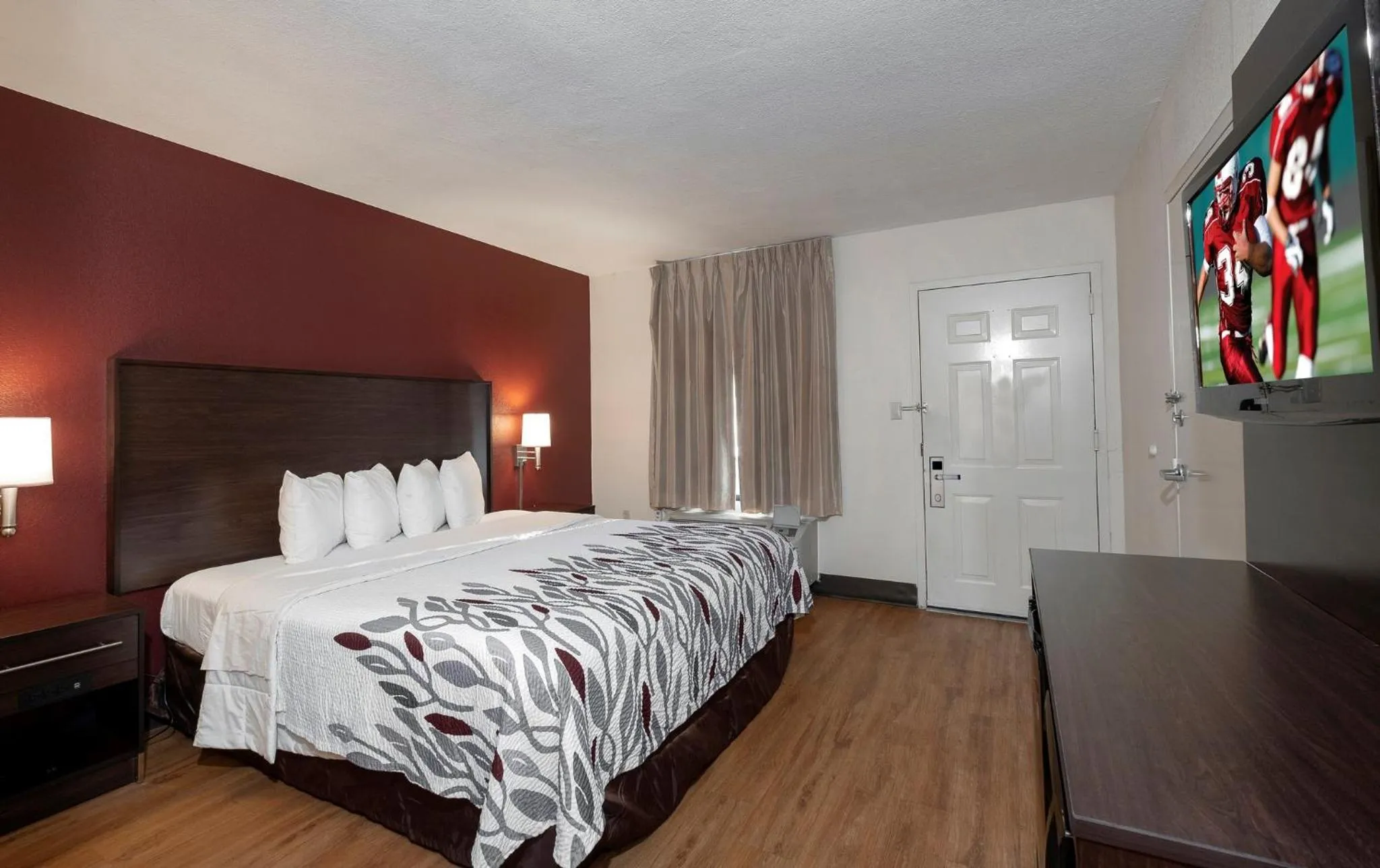 Photo of the whole room, Bed in Red Roof Inn Gulf Shores