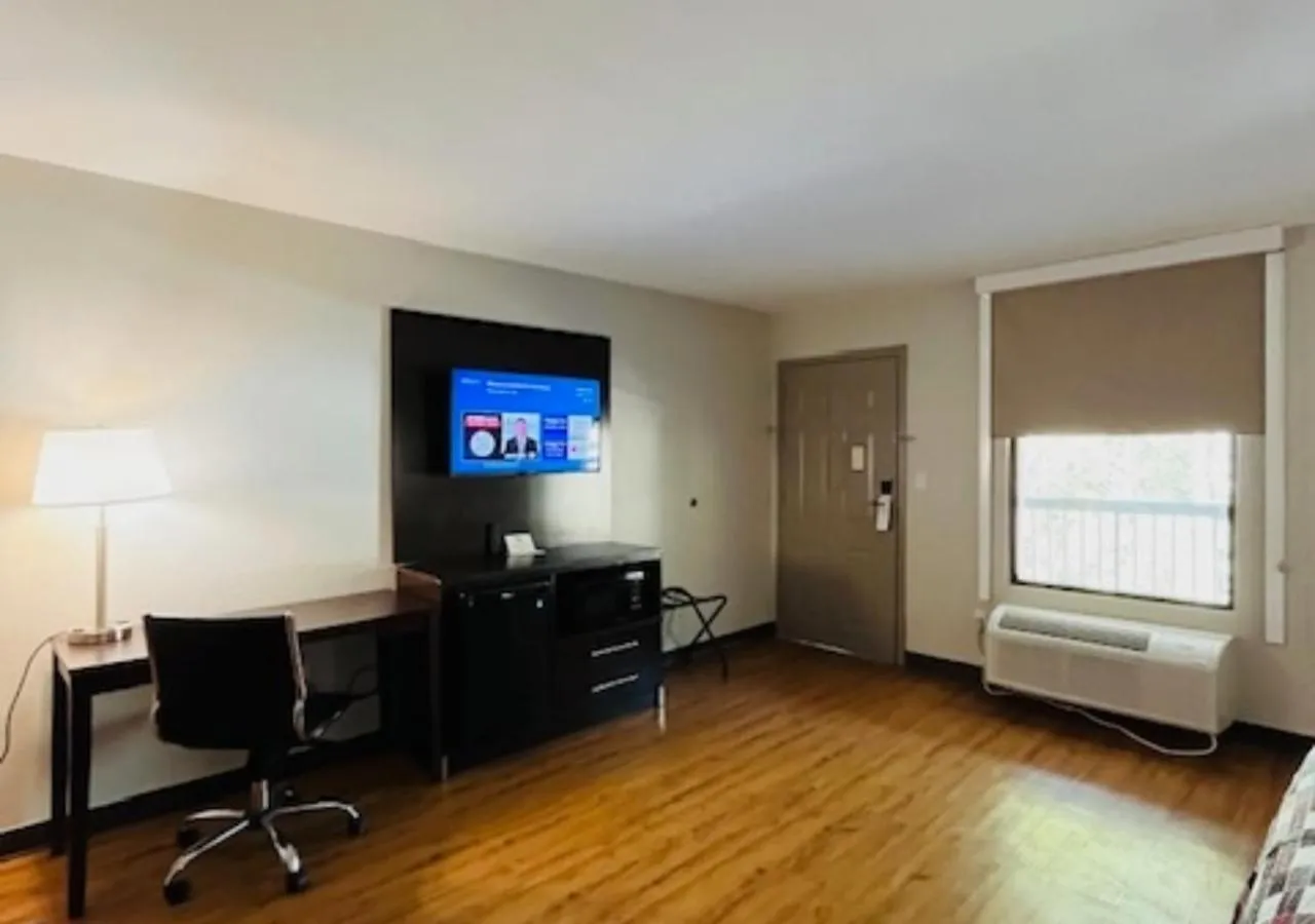 TV and multimedia in Red Roof Inn Gulf Shores