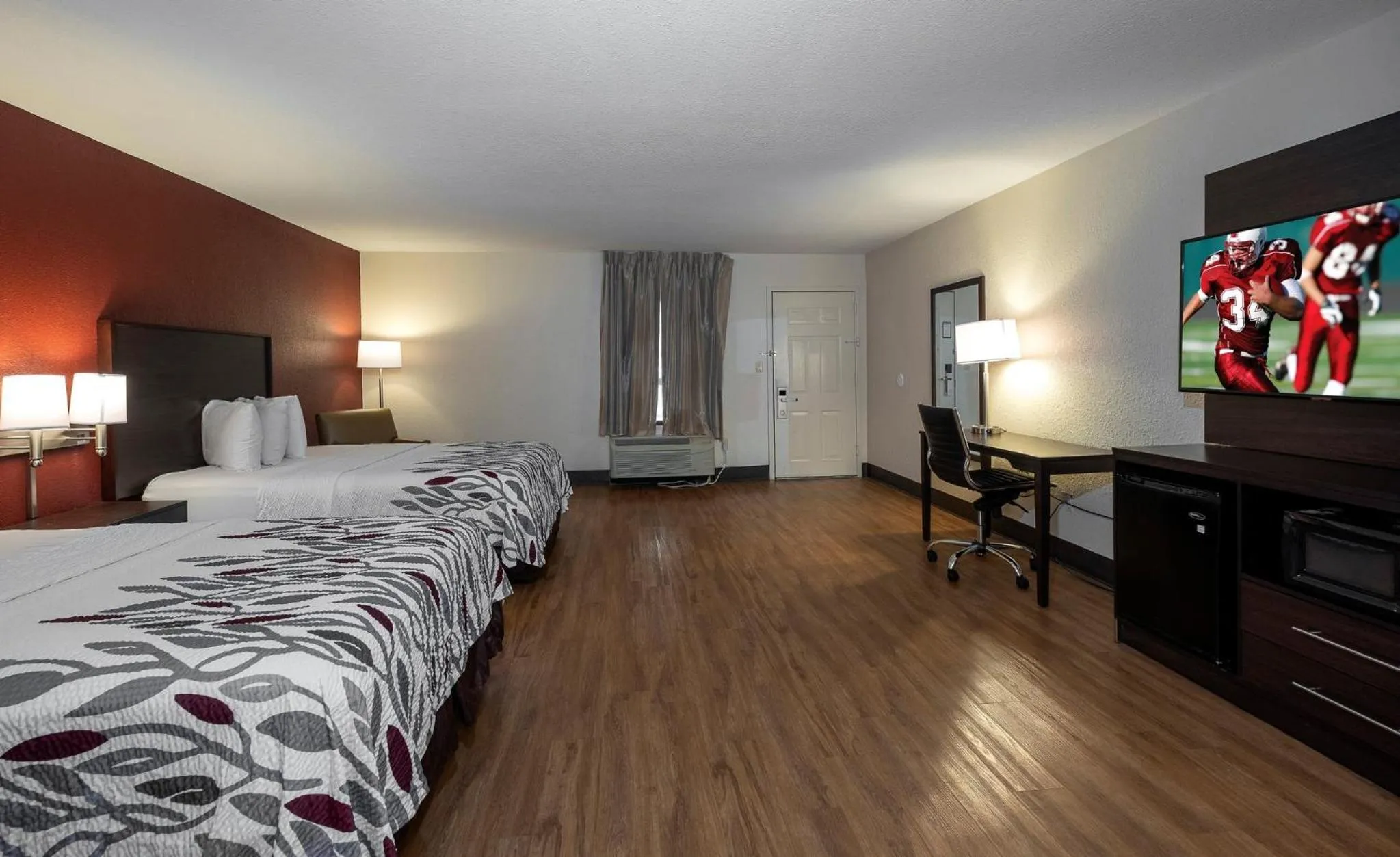 Photo of the whole room, Bed in Red Roof Inn Gulf Shores