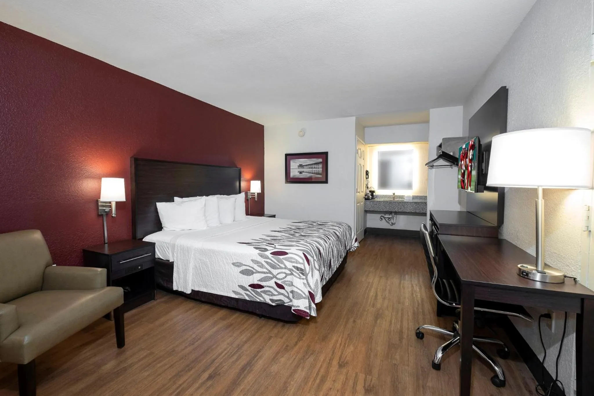 Photo of the whole room, Bed in Red Roof Inn Gulf Shores