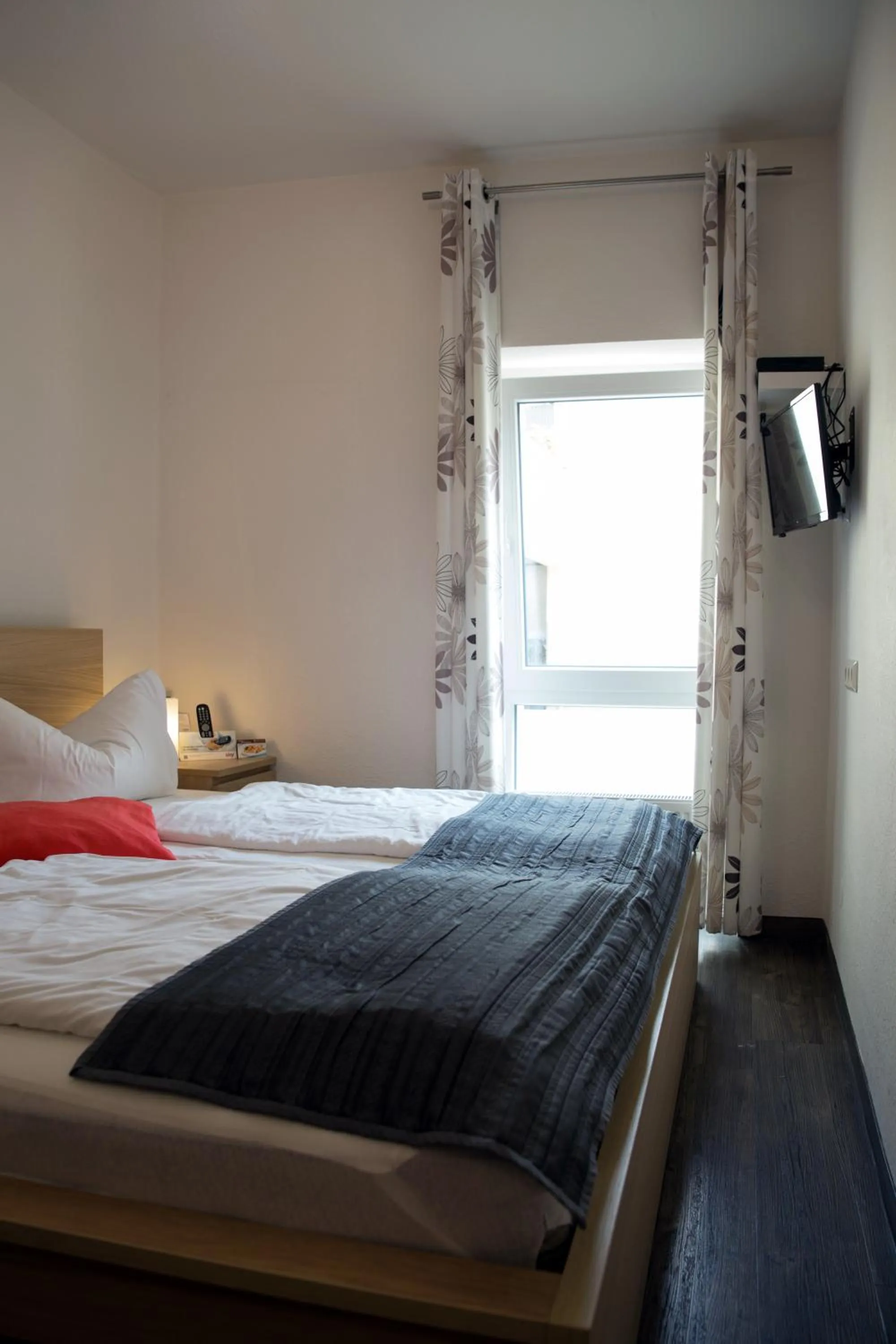 Photo of the whole room, Bed in Hotel & Apartment Am Theaterplatz