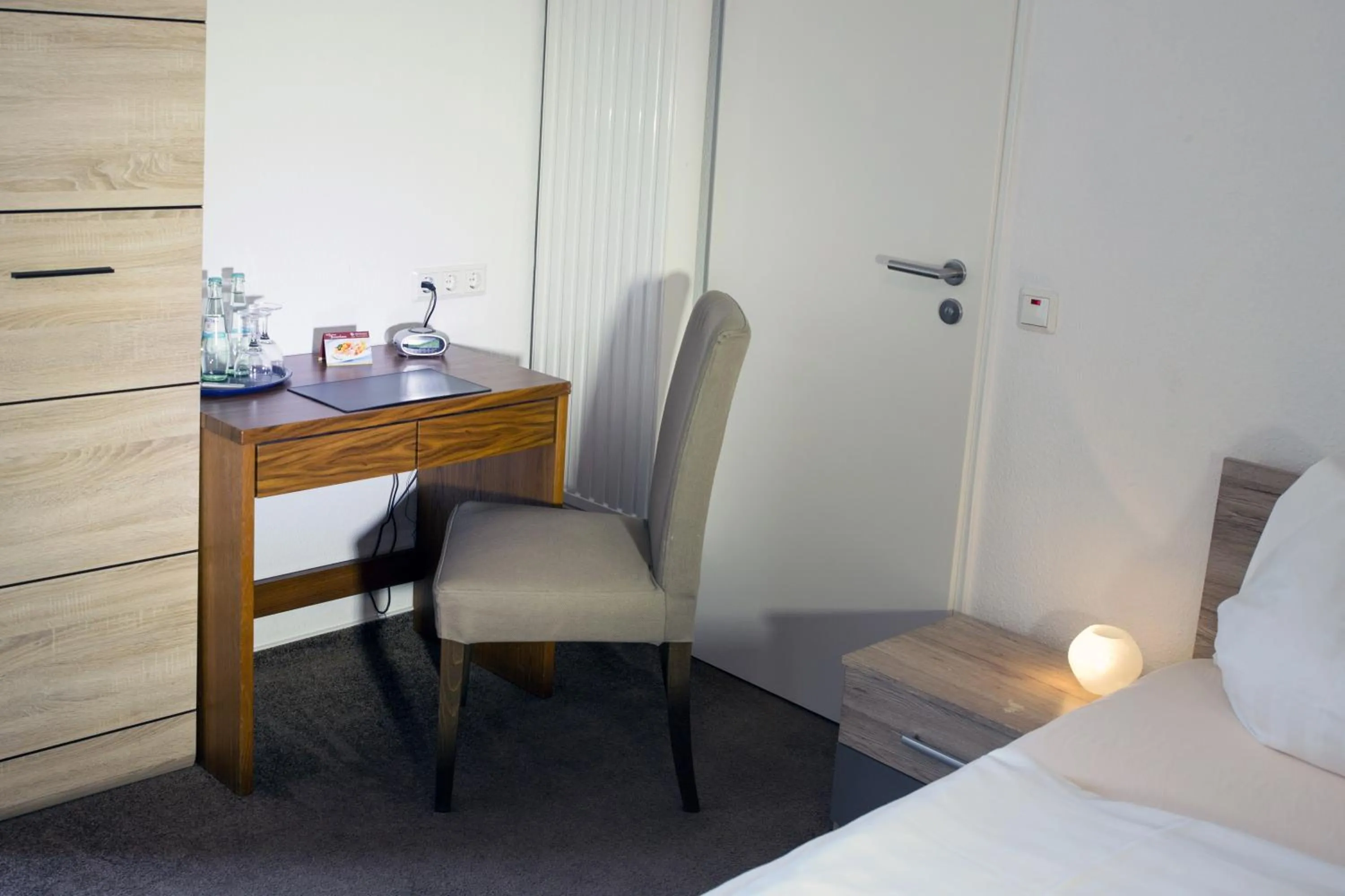 Photo of the whole room, Bed in Hotel & Apartment Am Theaterplatz