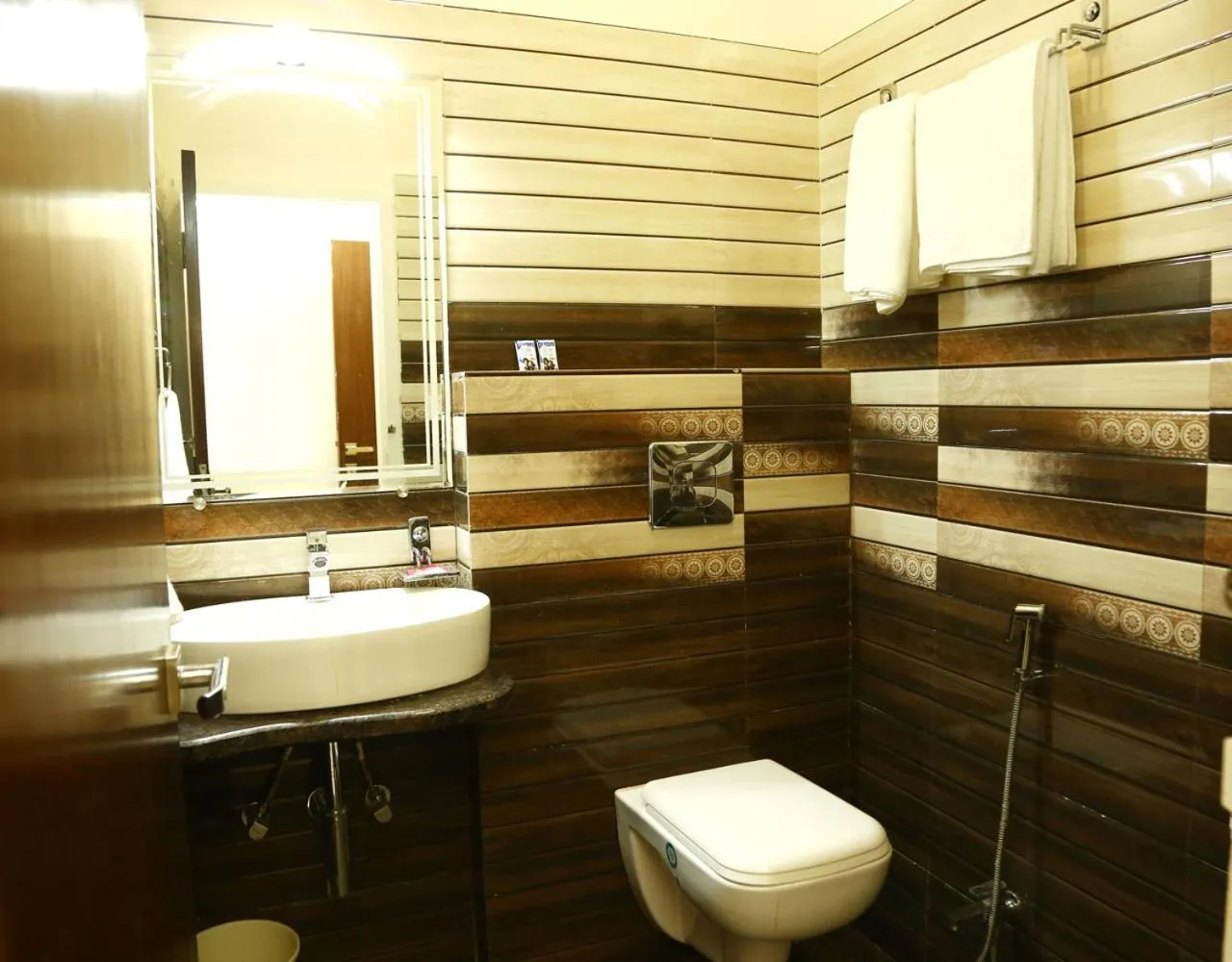 Toilet in Royal Hopp-Inn Chittorgard