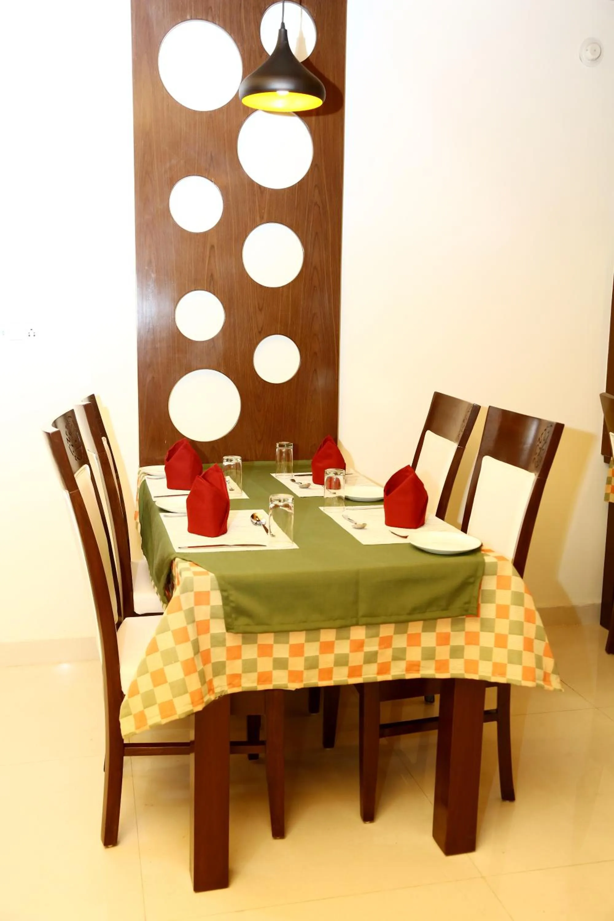 Restaurant/places to eat in Royal Hopp-Inn Chittorgard