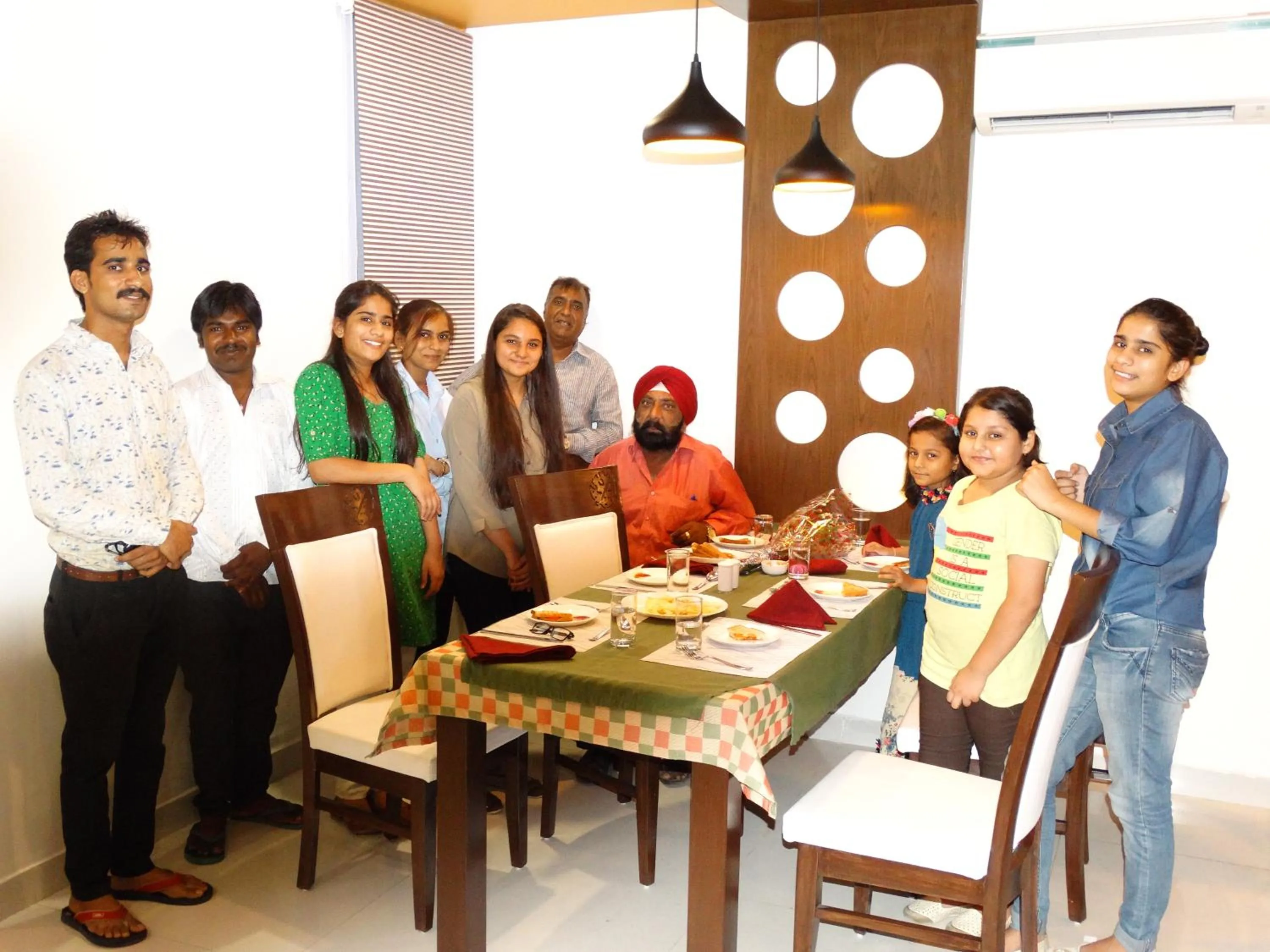 Restaurant/places to eat in Royal Hopp-Inn Chittorgard