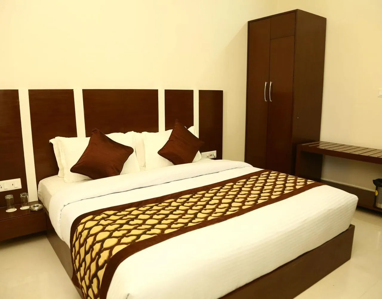 Photo of the whole room, Bed in Royal Hopp-Inn Chittorgard