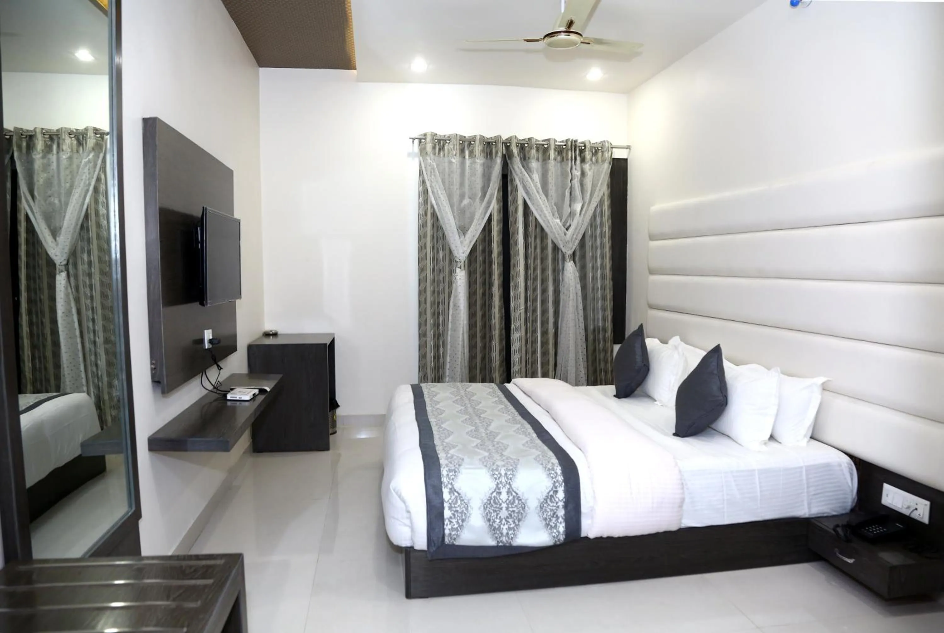 Photo of the whole room, Bed in Royal Hopp-Inn Chittorgard