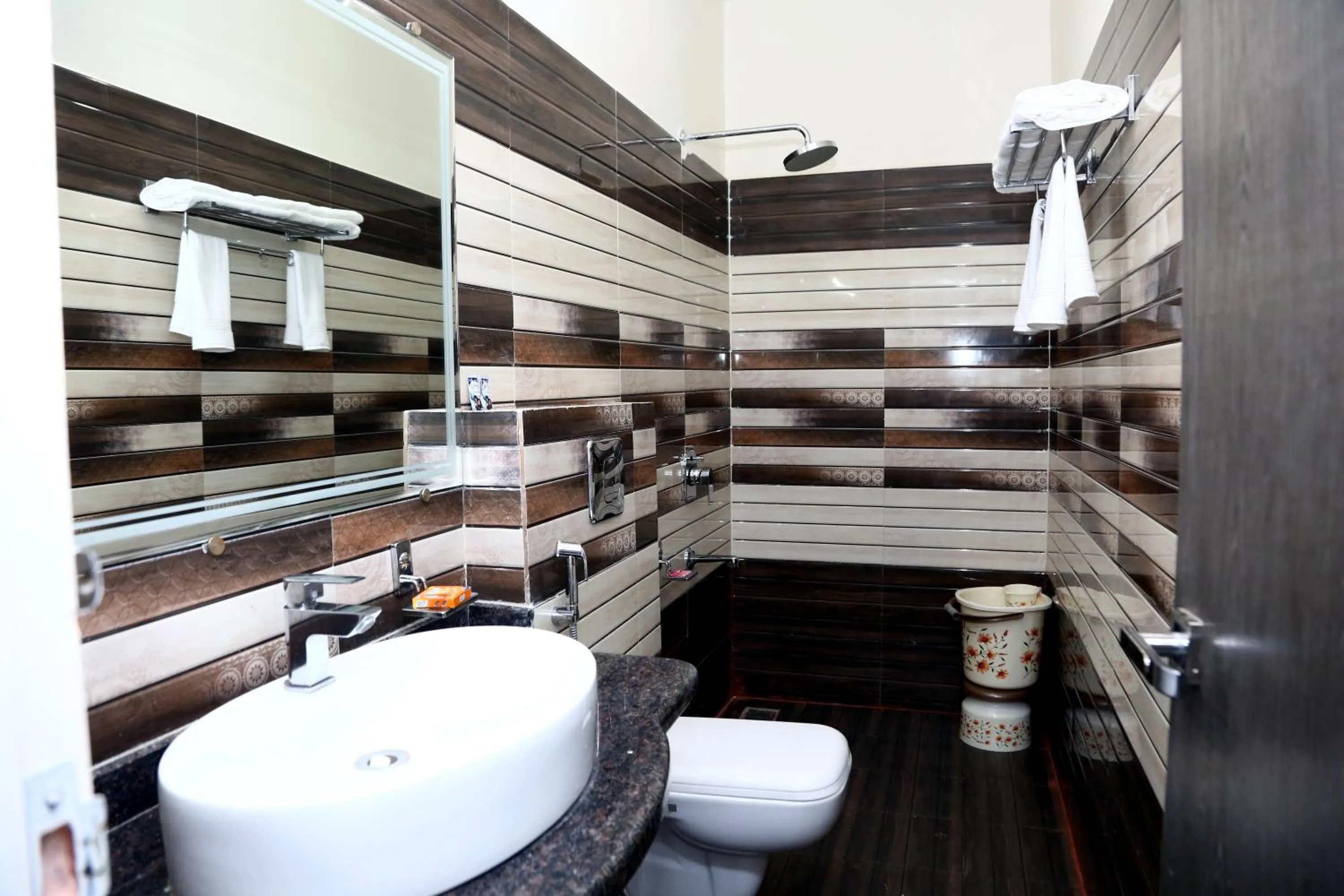 Toilet in Royal Hopp-Inn Chittorgard