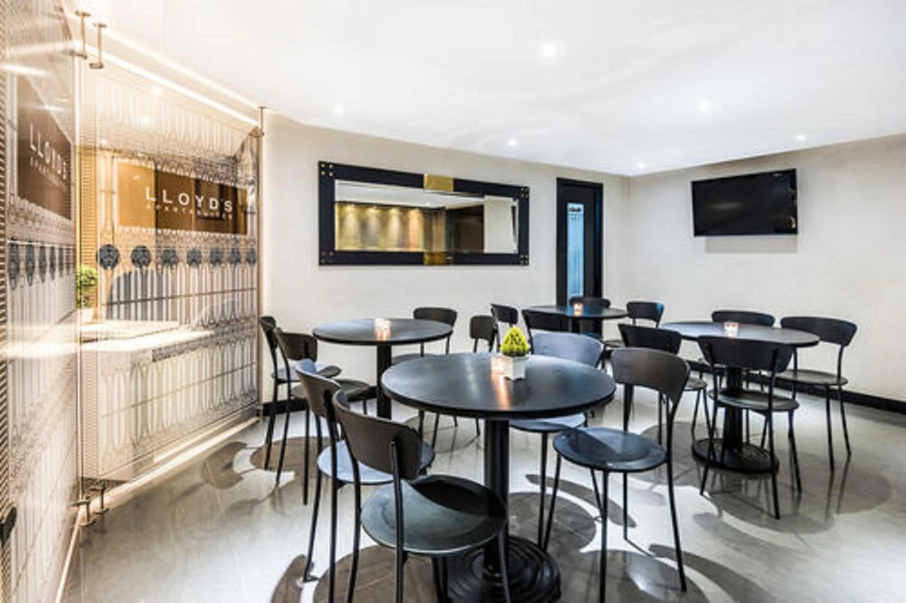 Lounge or bar in Lloyds Apartasuites Parque 93