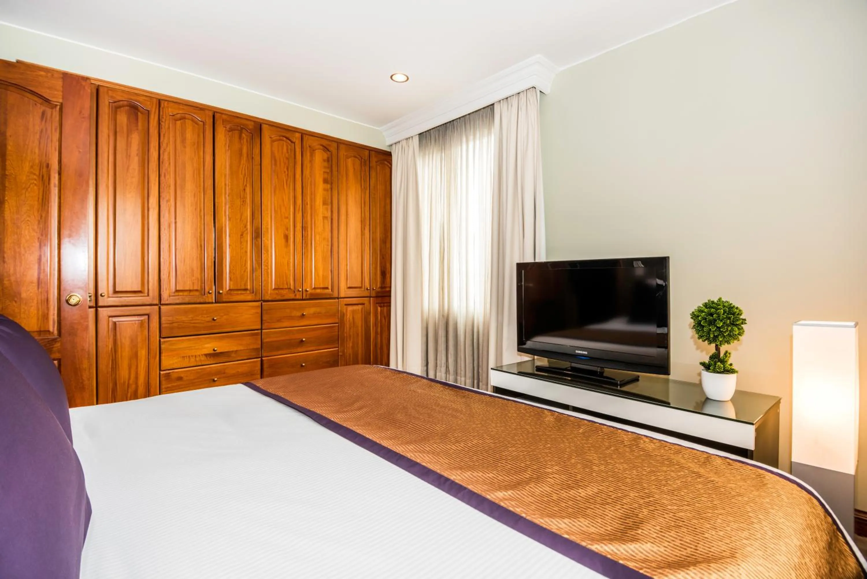 TV and multimedia, Bed in Lloyds Apartasuites Parque 93