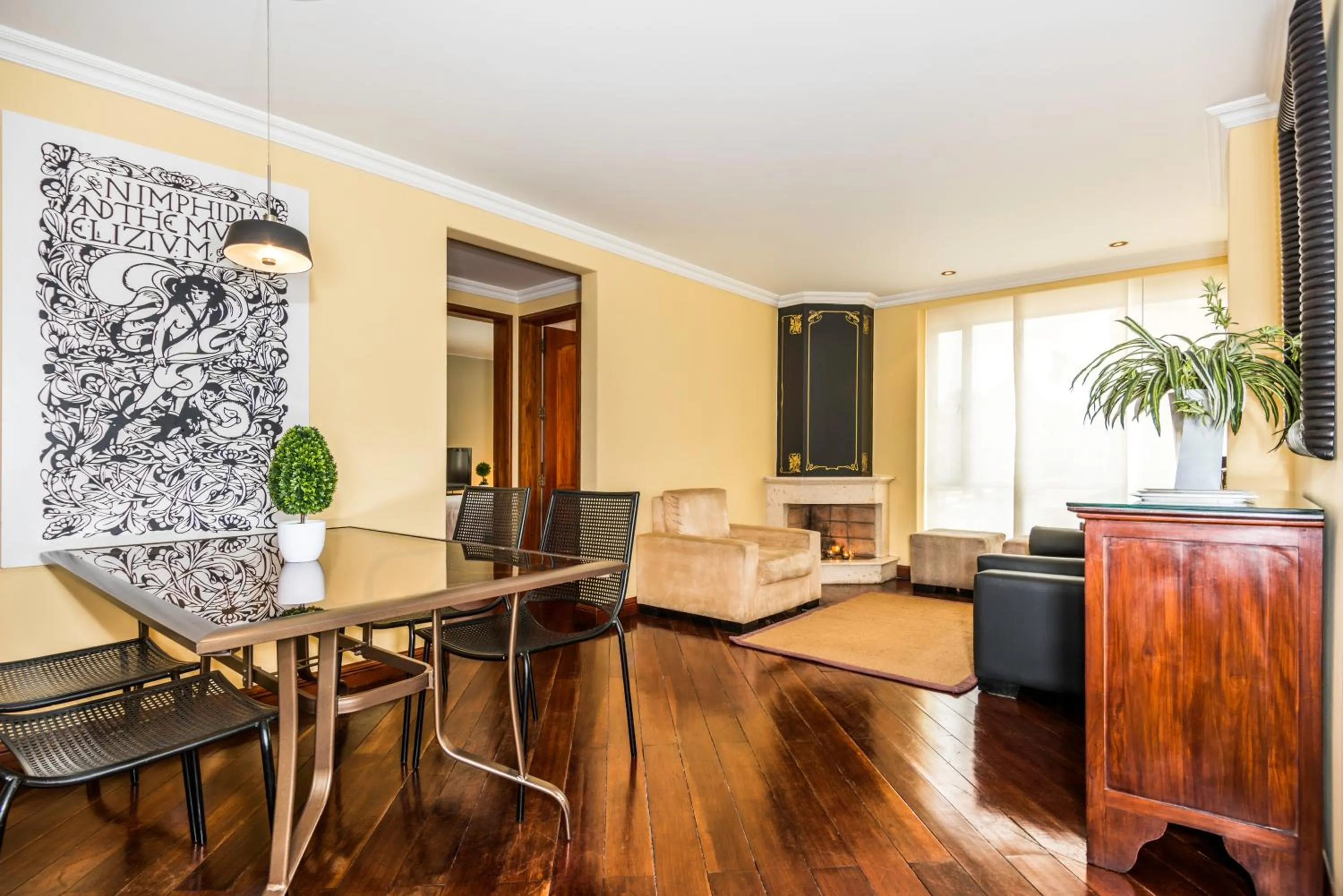 Day in Lloyds Apartasuites Parque 93