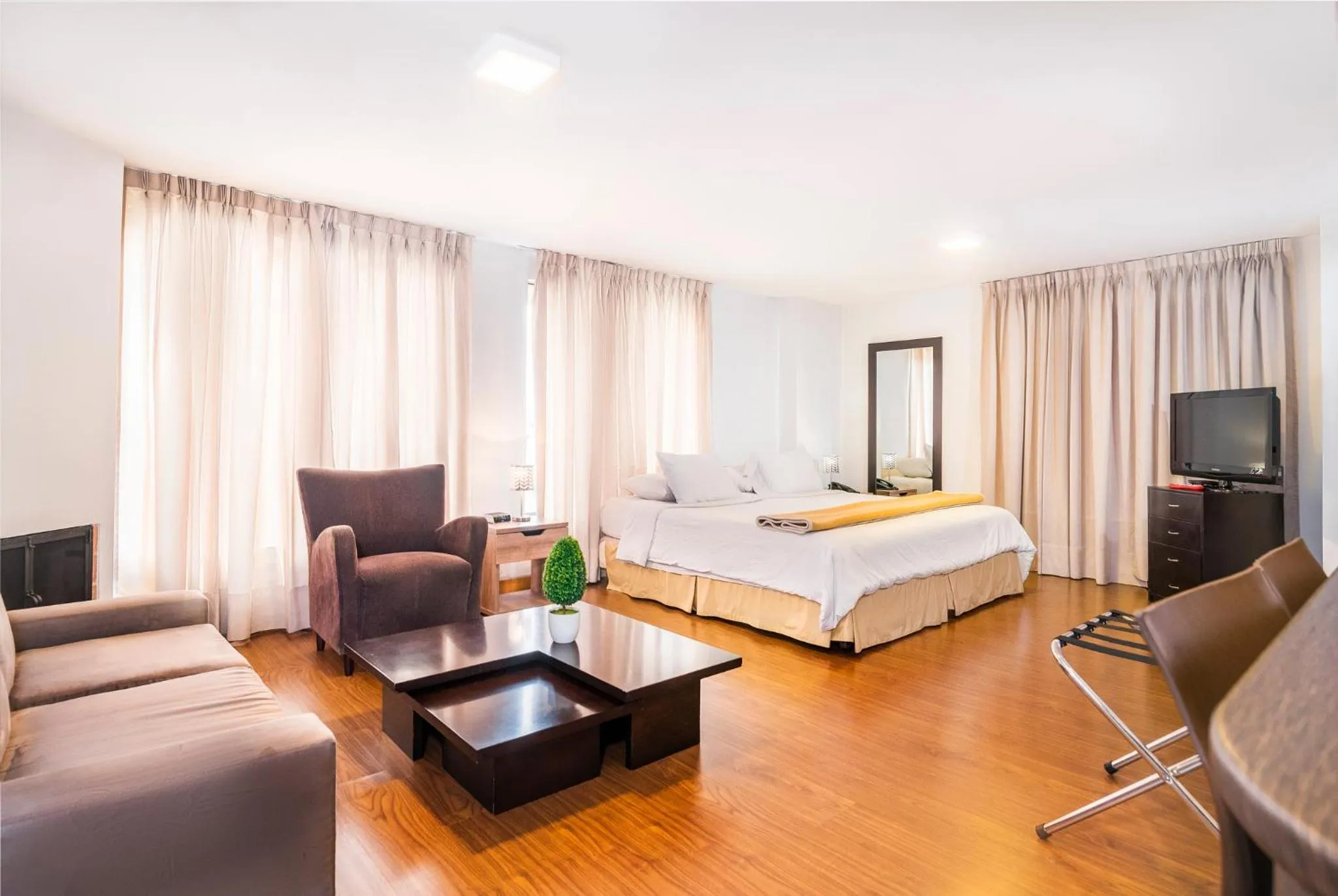 Living room, Bed in Lloyds Apartasuites Parque 93