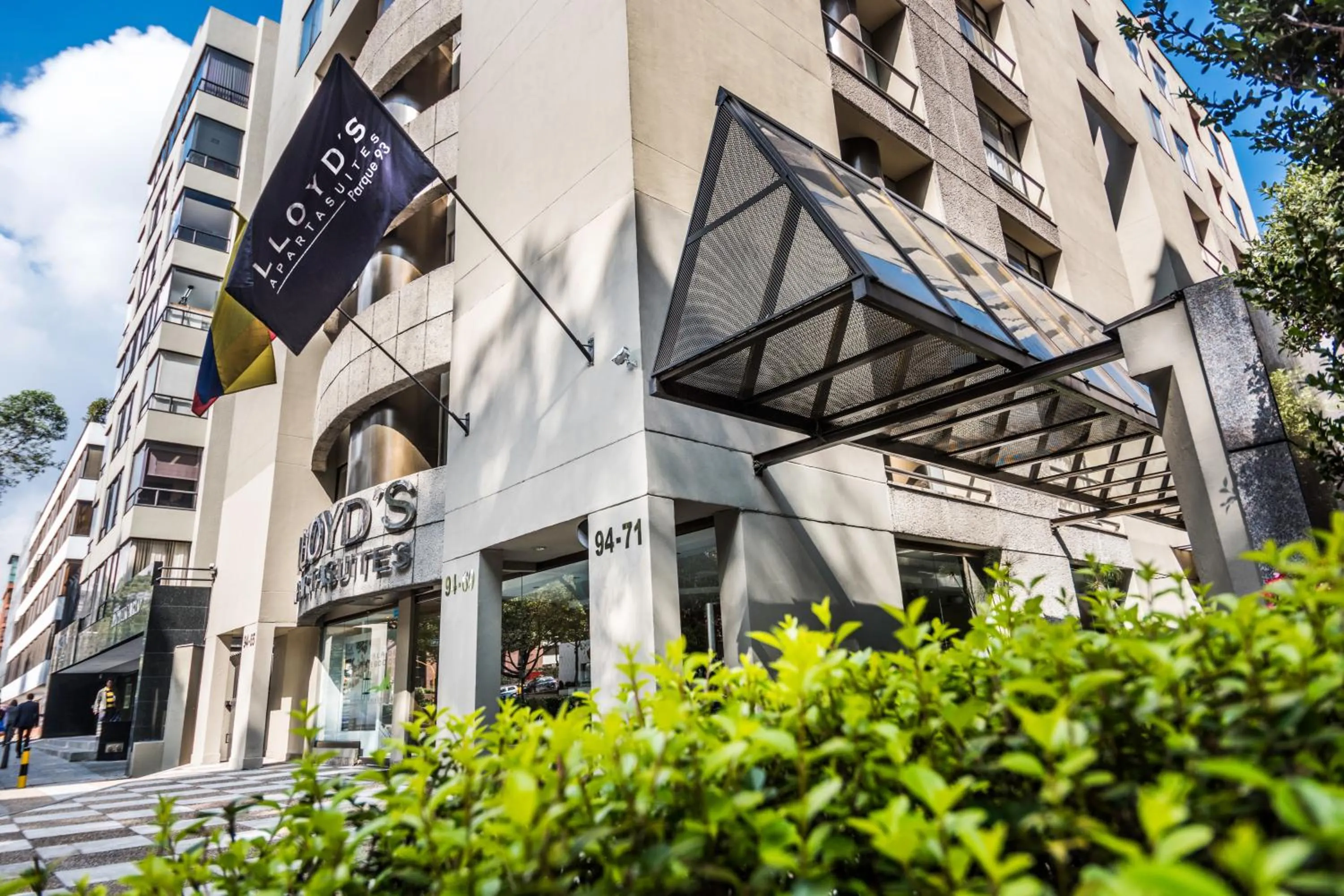 Property building in Lloyds Apartasuites Parque 93