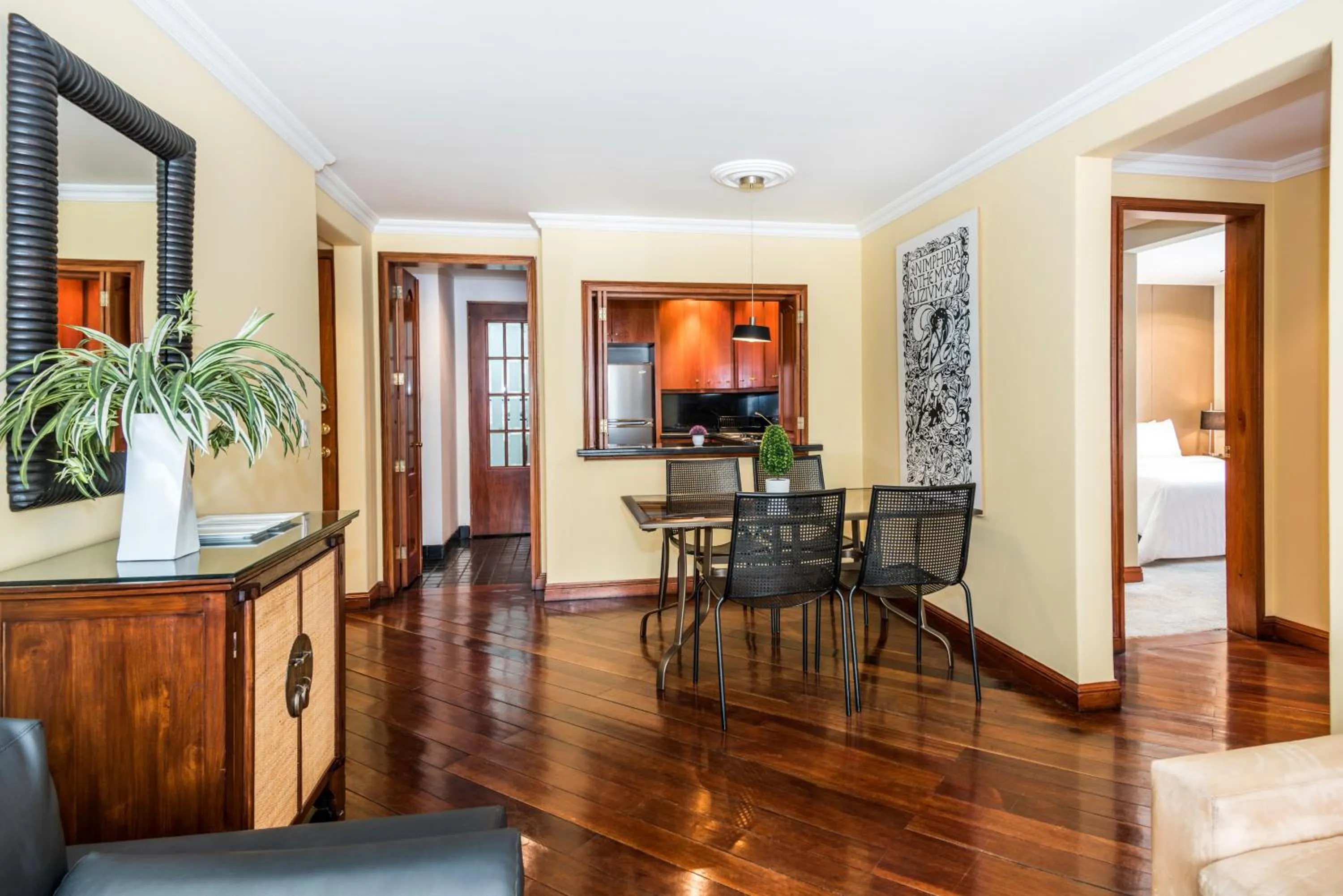Dining area in Lloyds Apartasuites Parque 93