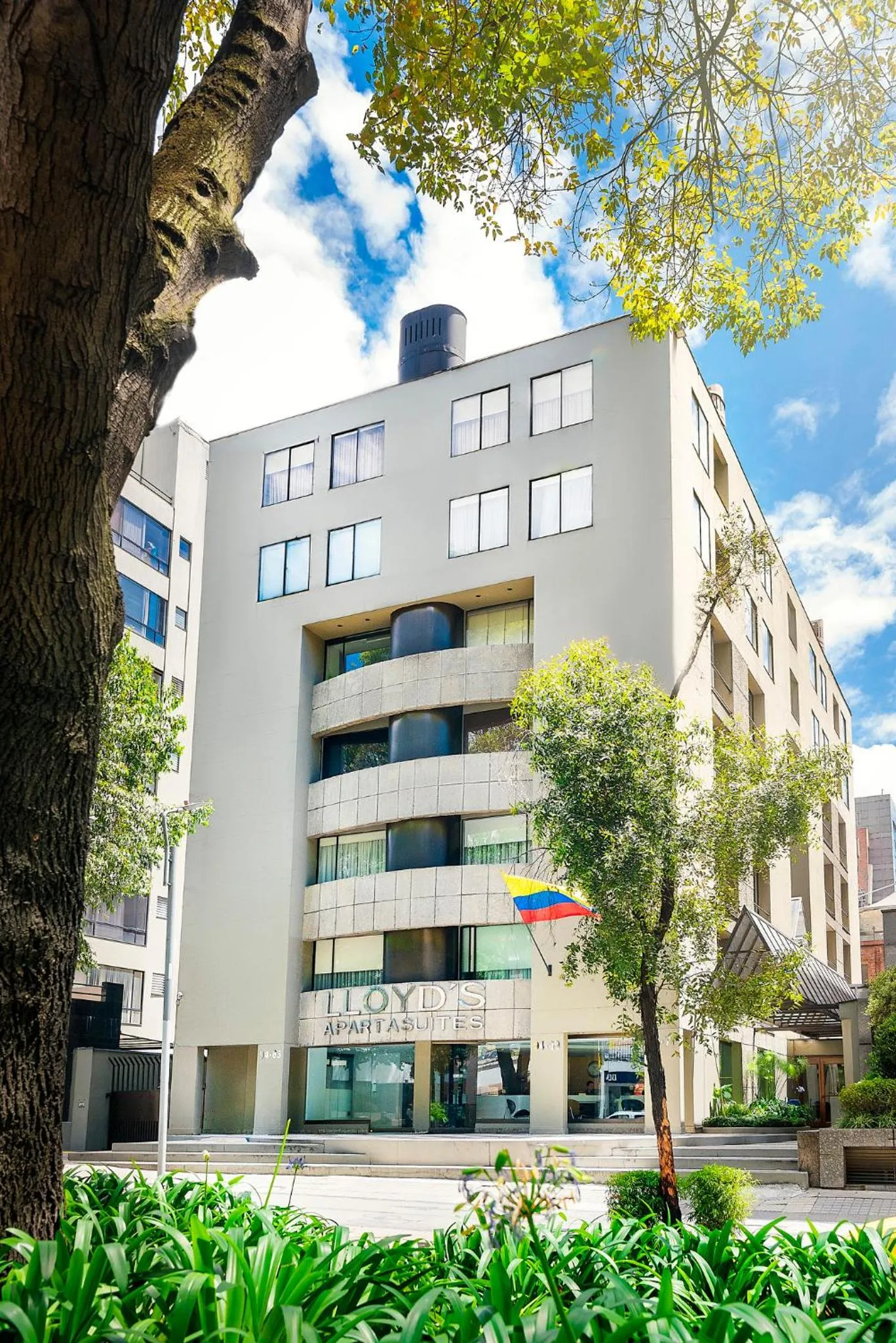 Facade/entrance in Lloyds Apartasuites Parque 93