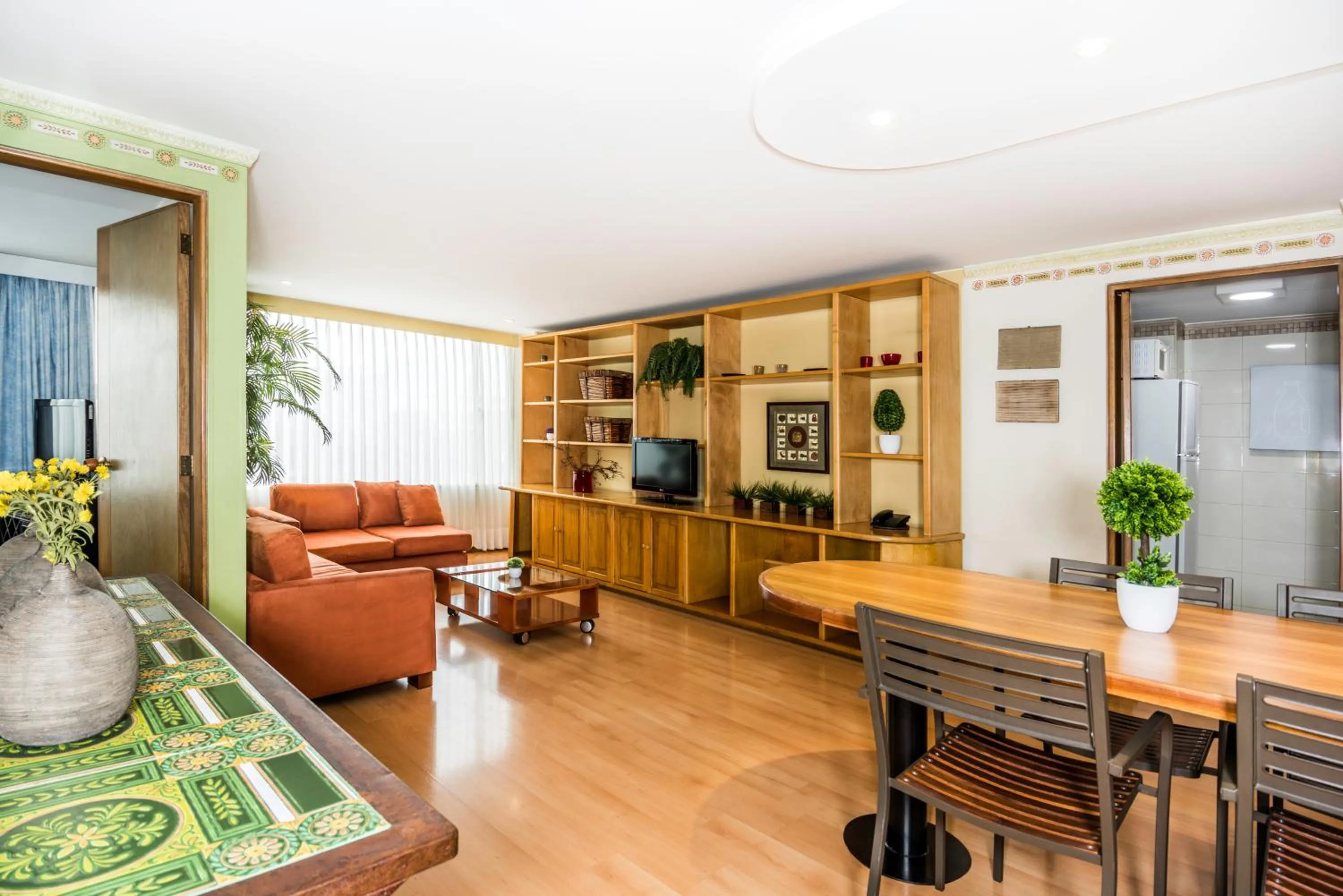 Day in Lloyds Apartasuites Parque 93