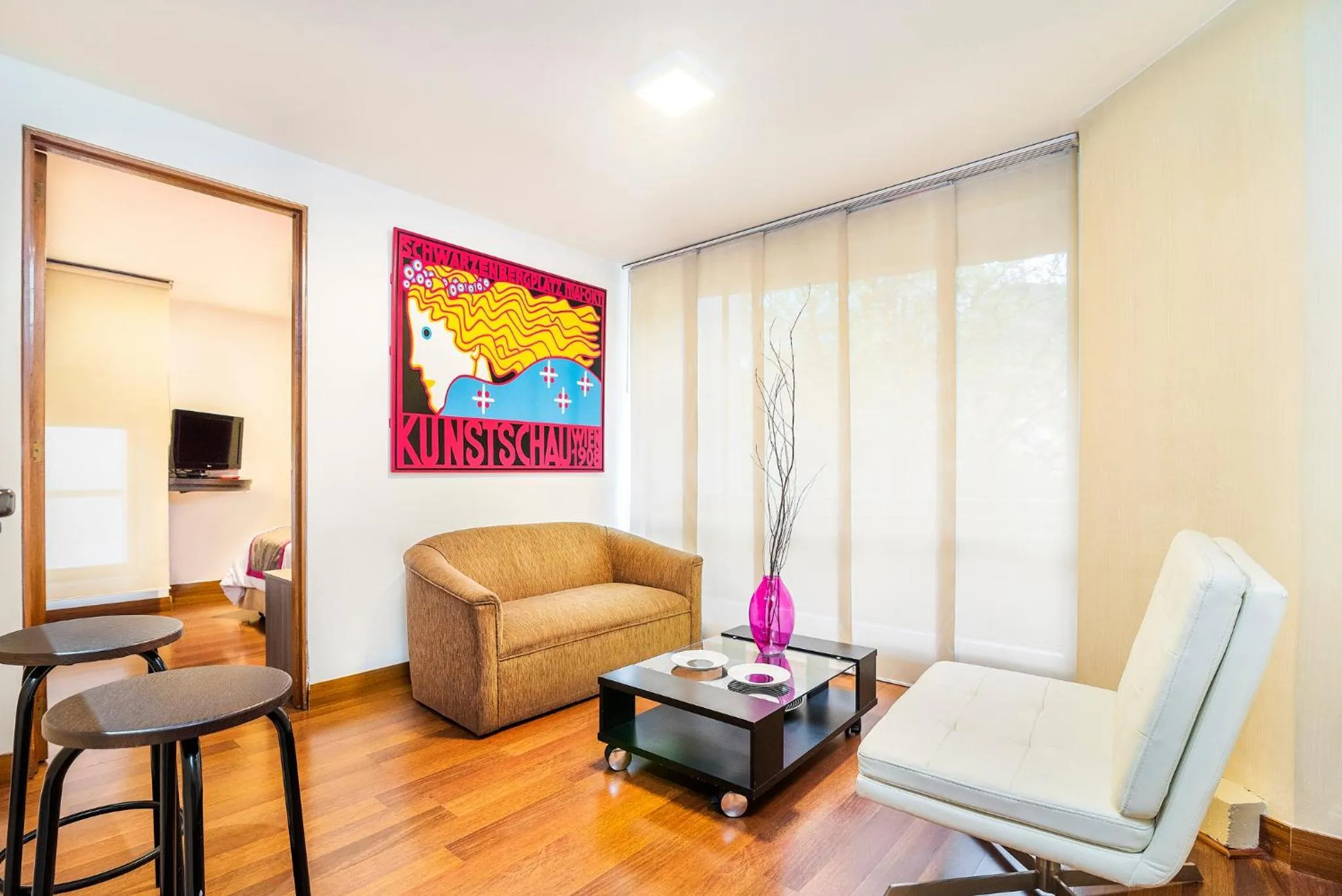 Living room in Lloyds Apartasuites Parque 93