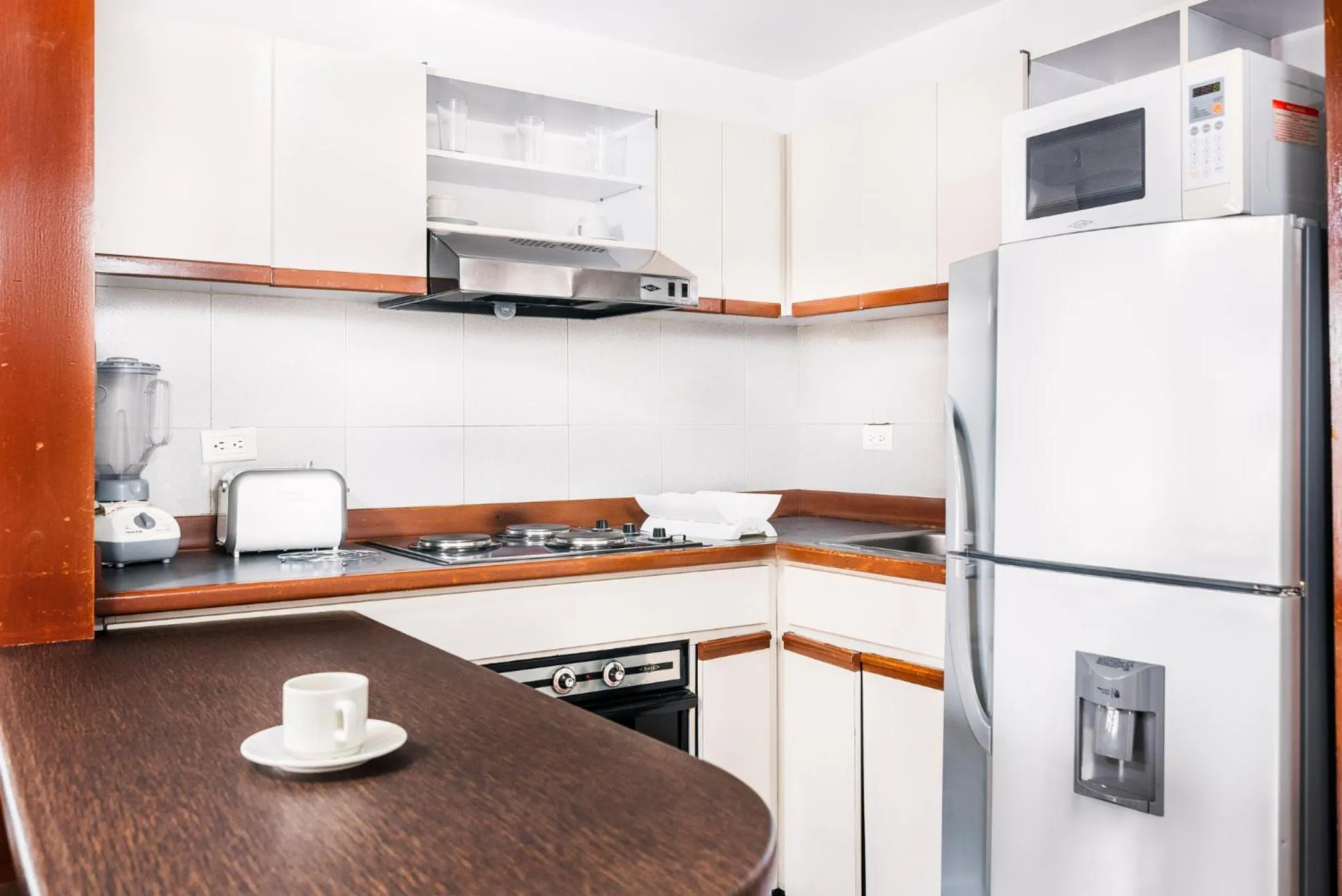 Kitchen or kitchenette in Lloyds Apartasuites Parque 93