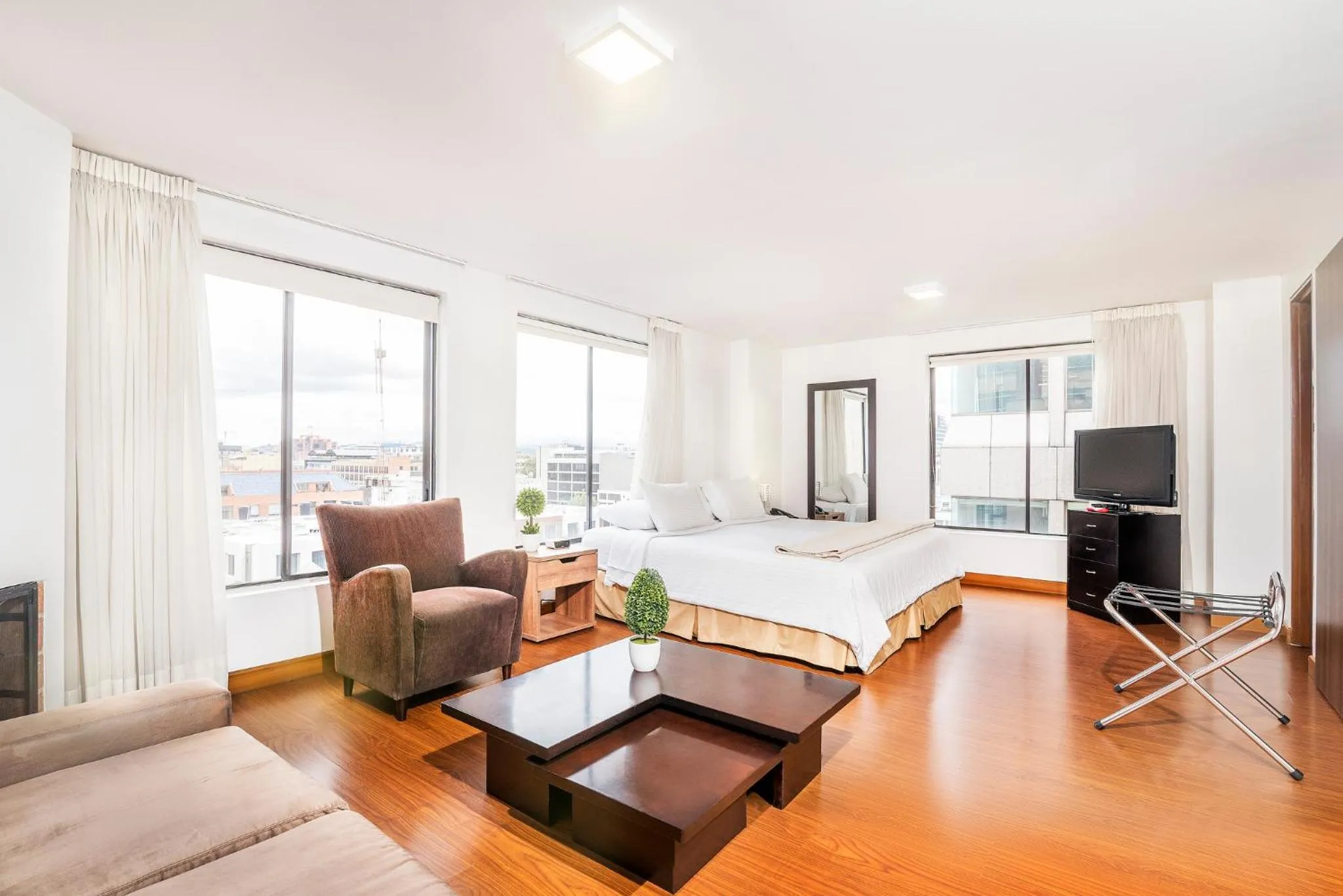 Living room, Bed in Lloyds Apartasuites Parque 93