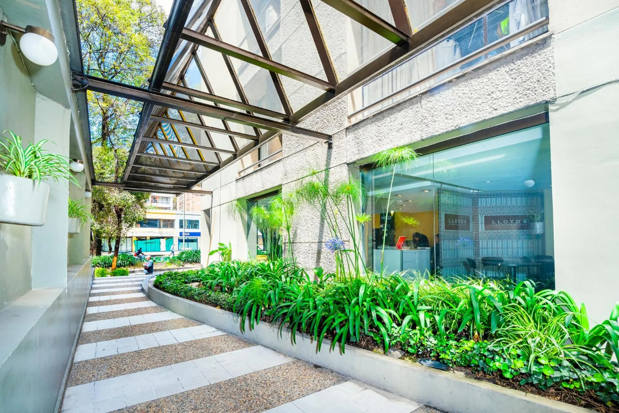 Garden in Lloyds Apartasuites Parque 93