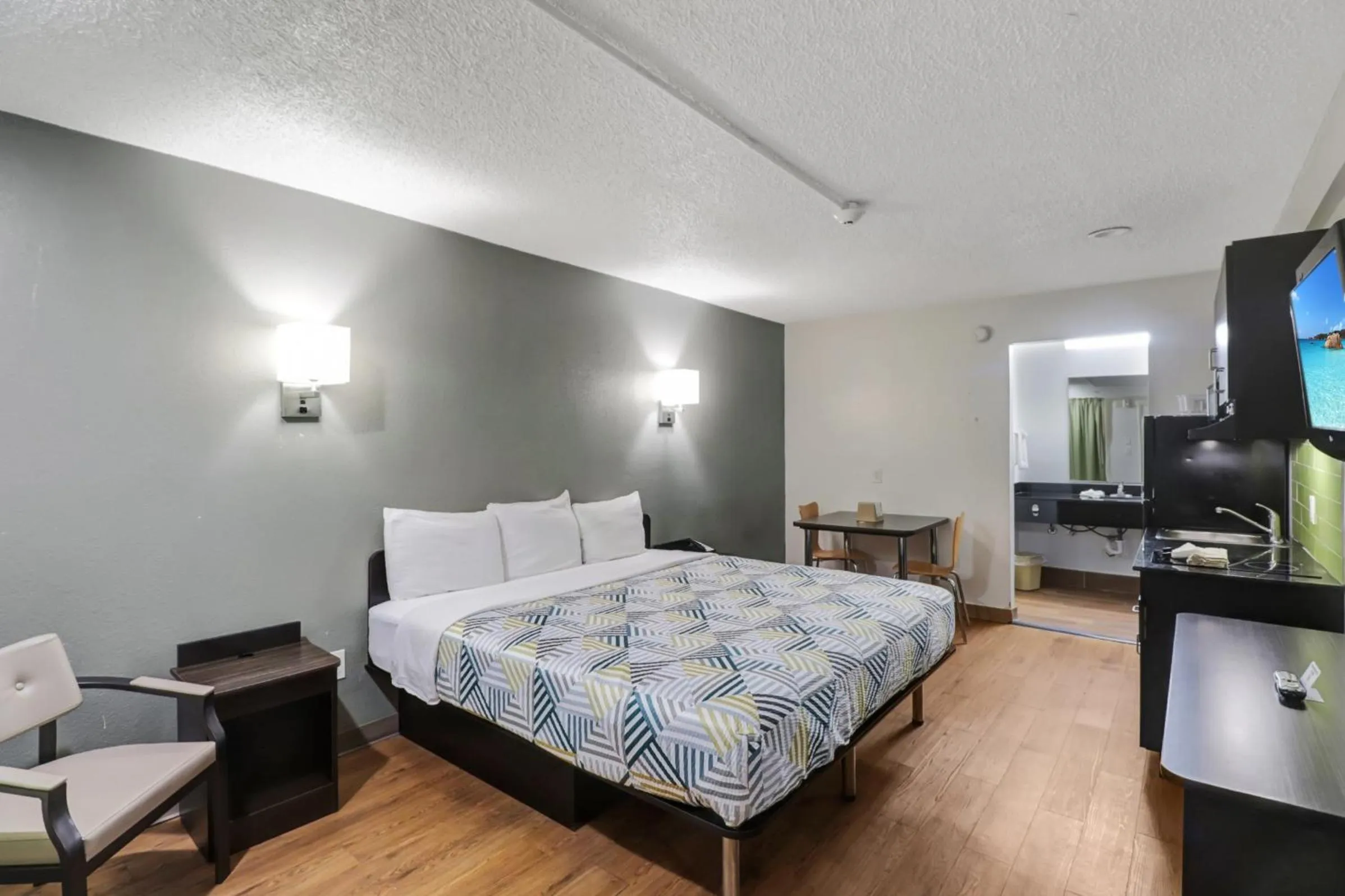 Bed in Studio 6-Bryan, TX - University Area