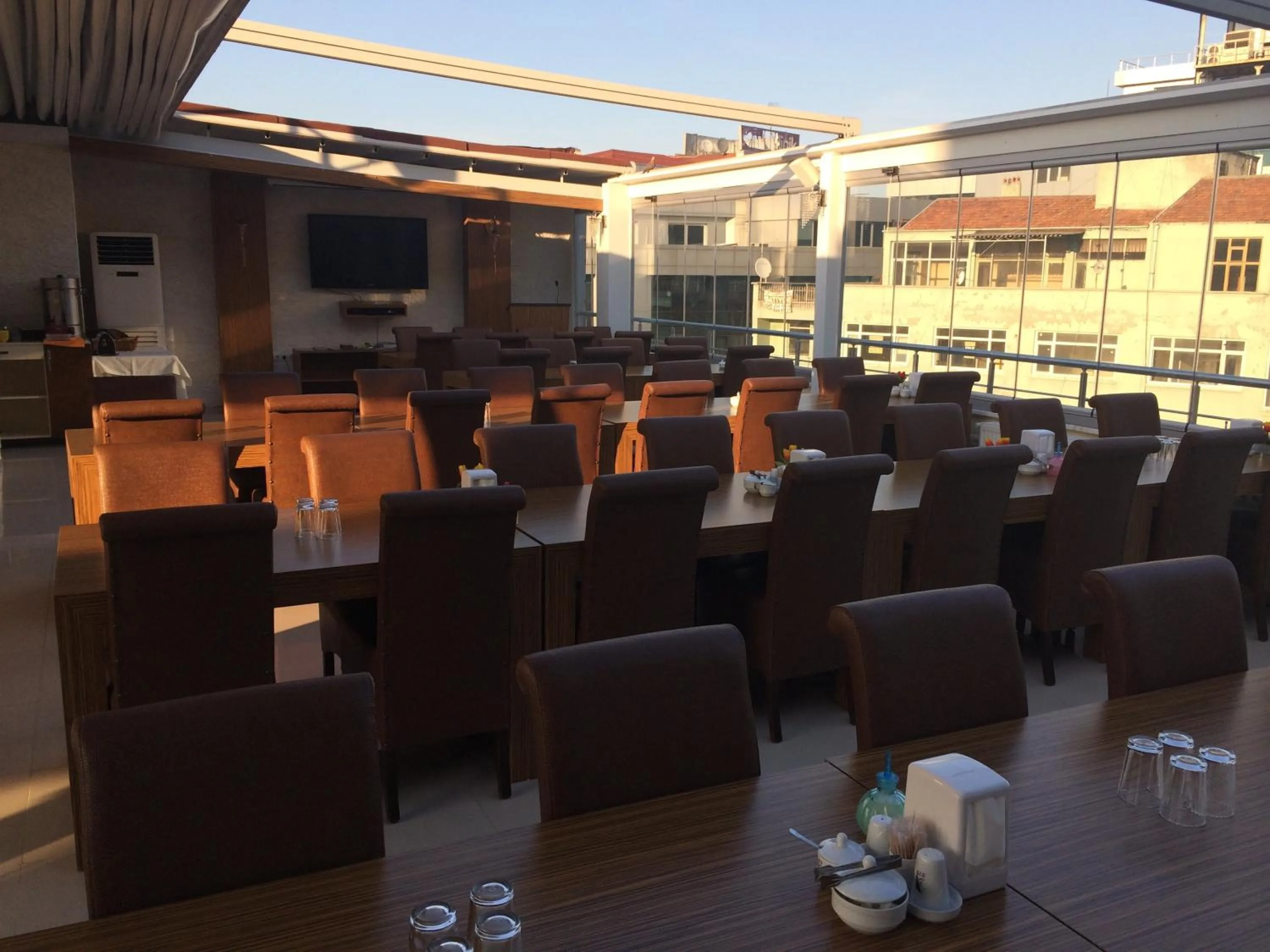 Restaurant/places to eat in Gloria Tibi Hotel