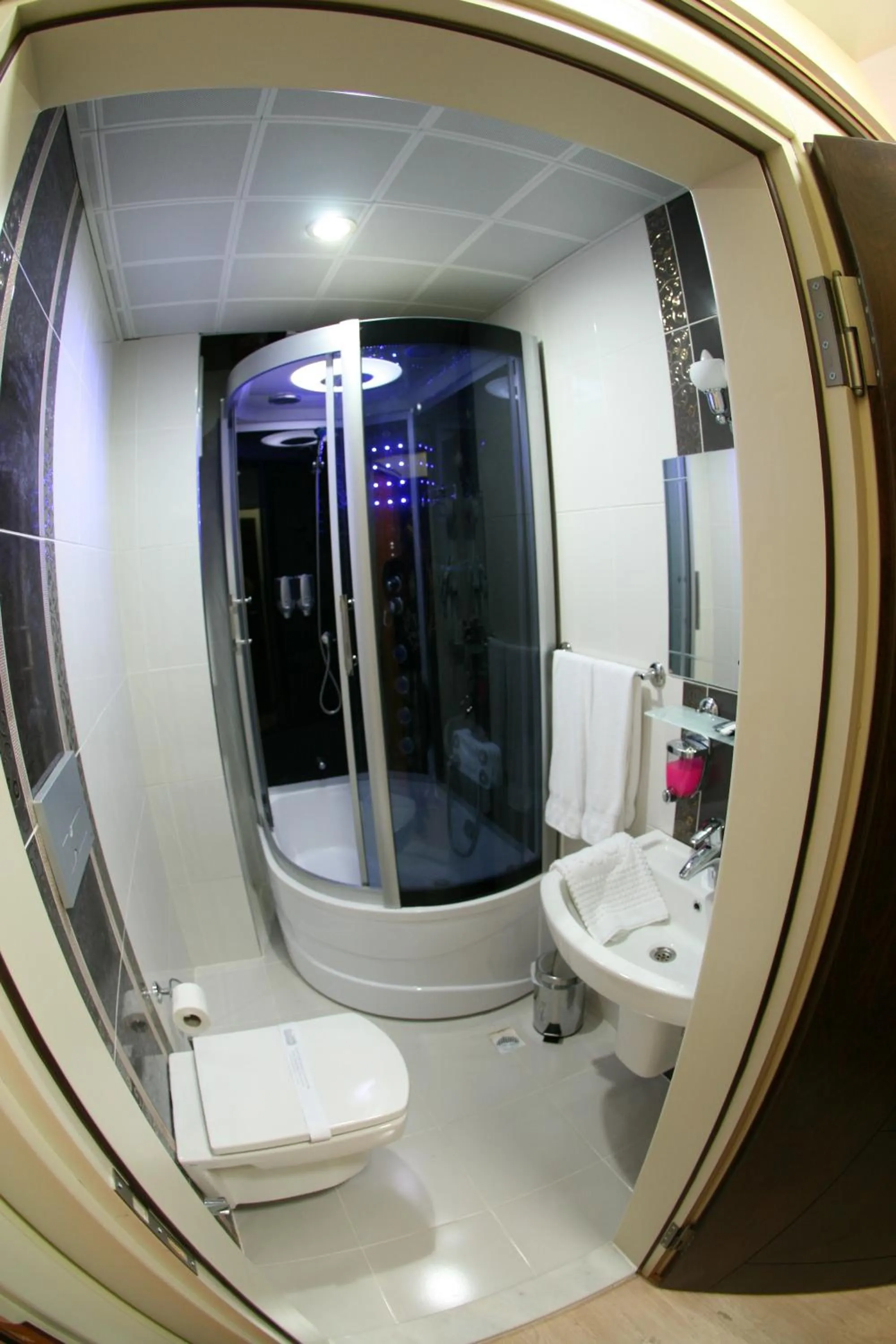 Bathroom in Gloria Tibi Hotel